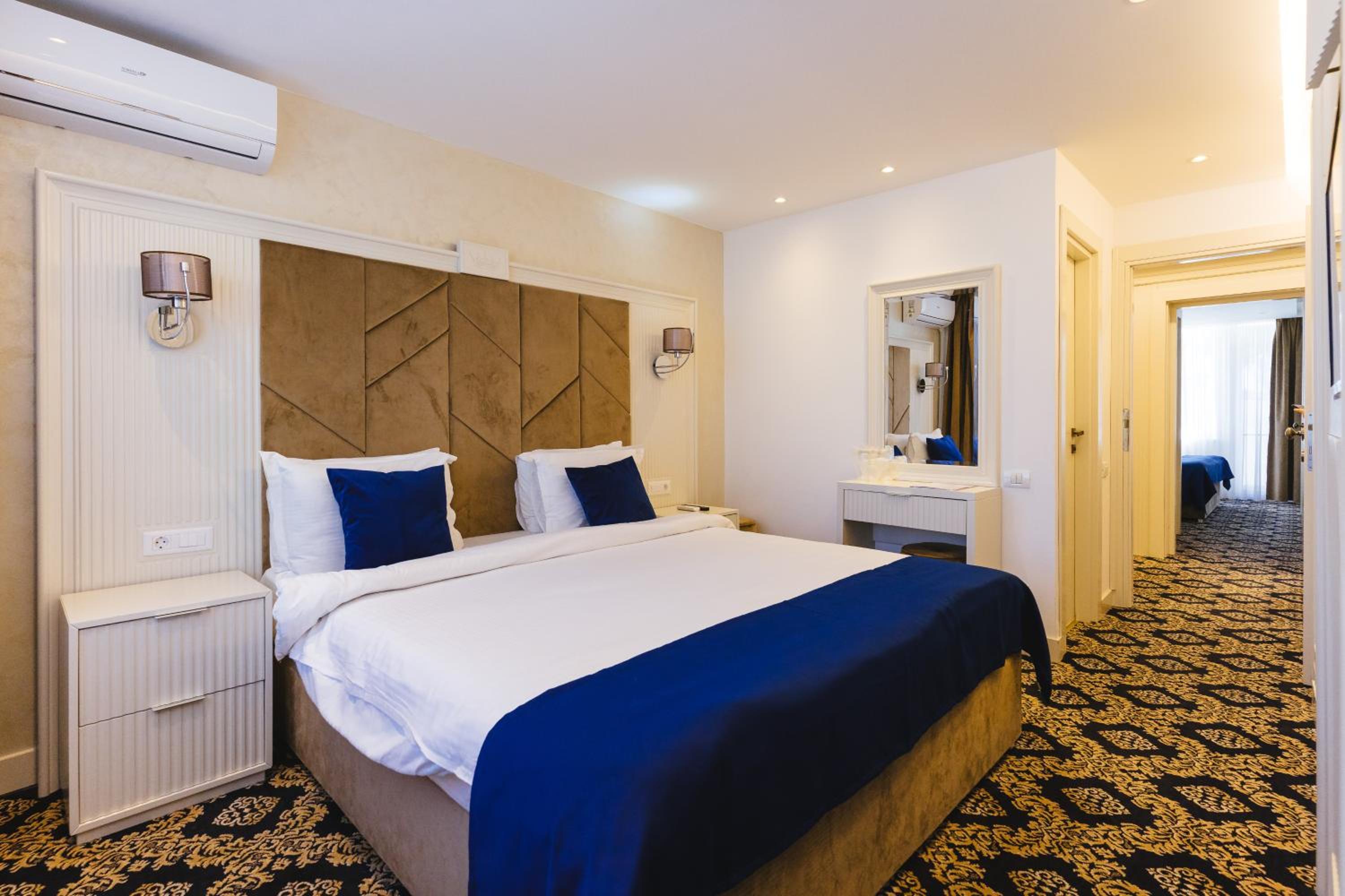 Deluxe Double Room with Balcony - Photo 1