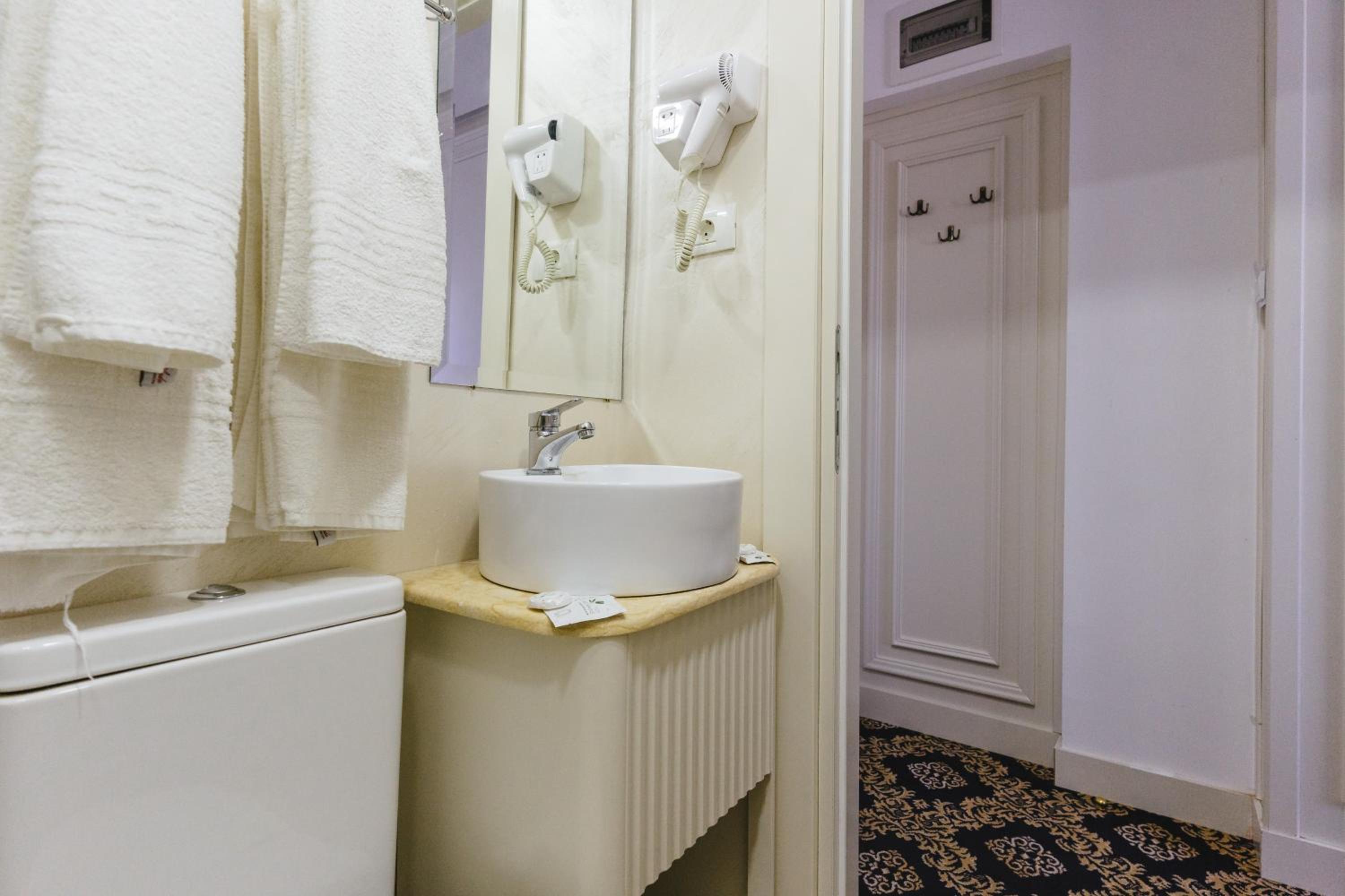 Standard Double Room - Photo 3