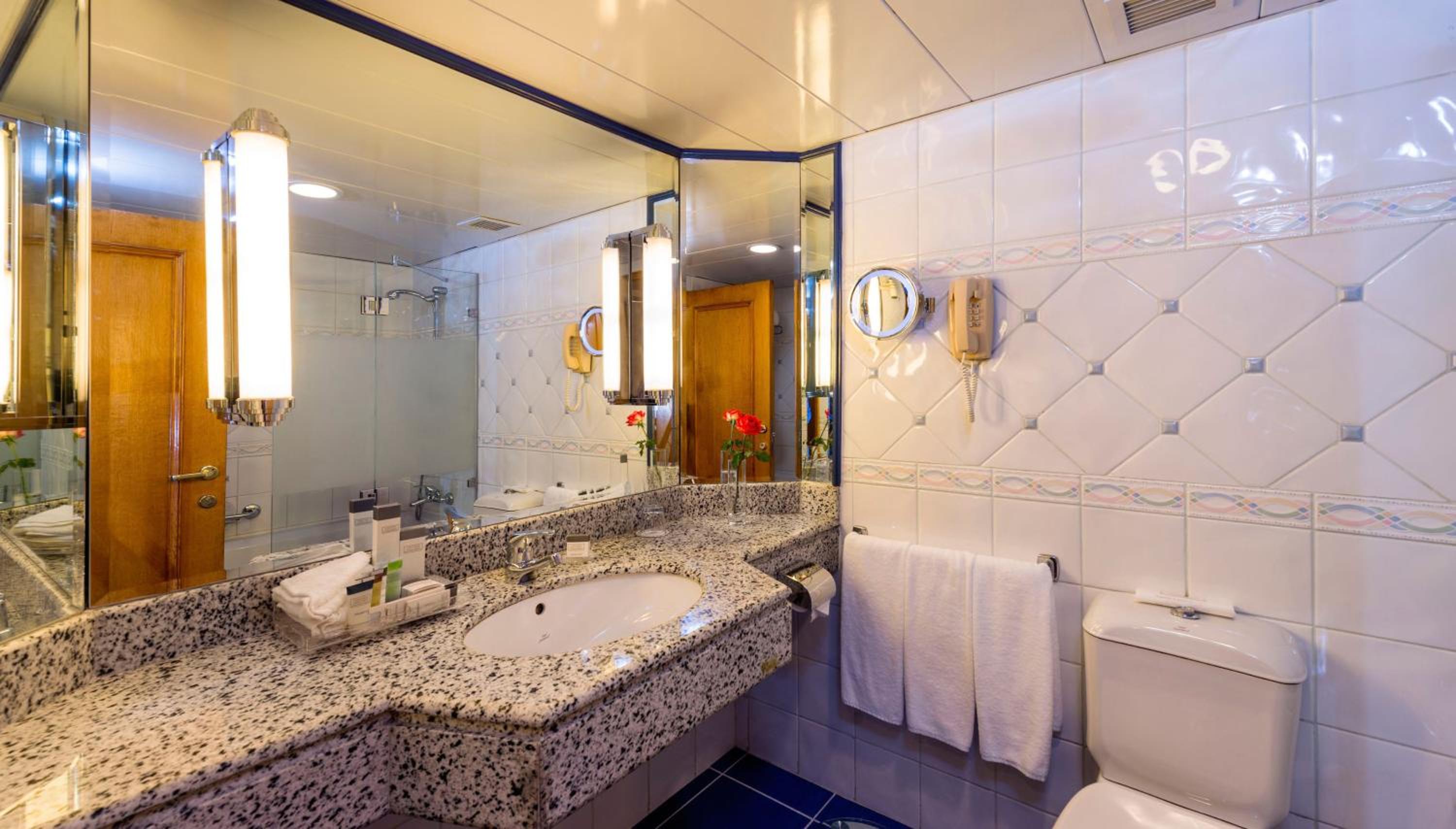 Superior Double Room with Pool View thumbnail 6