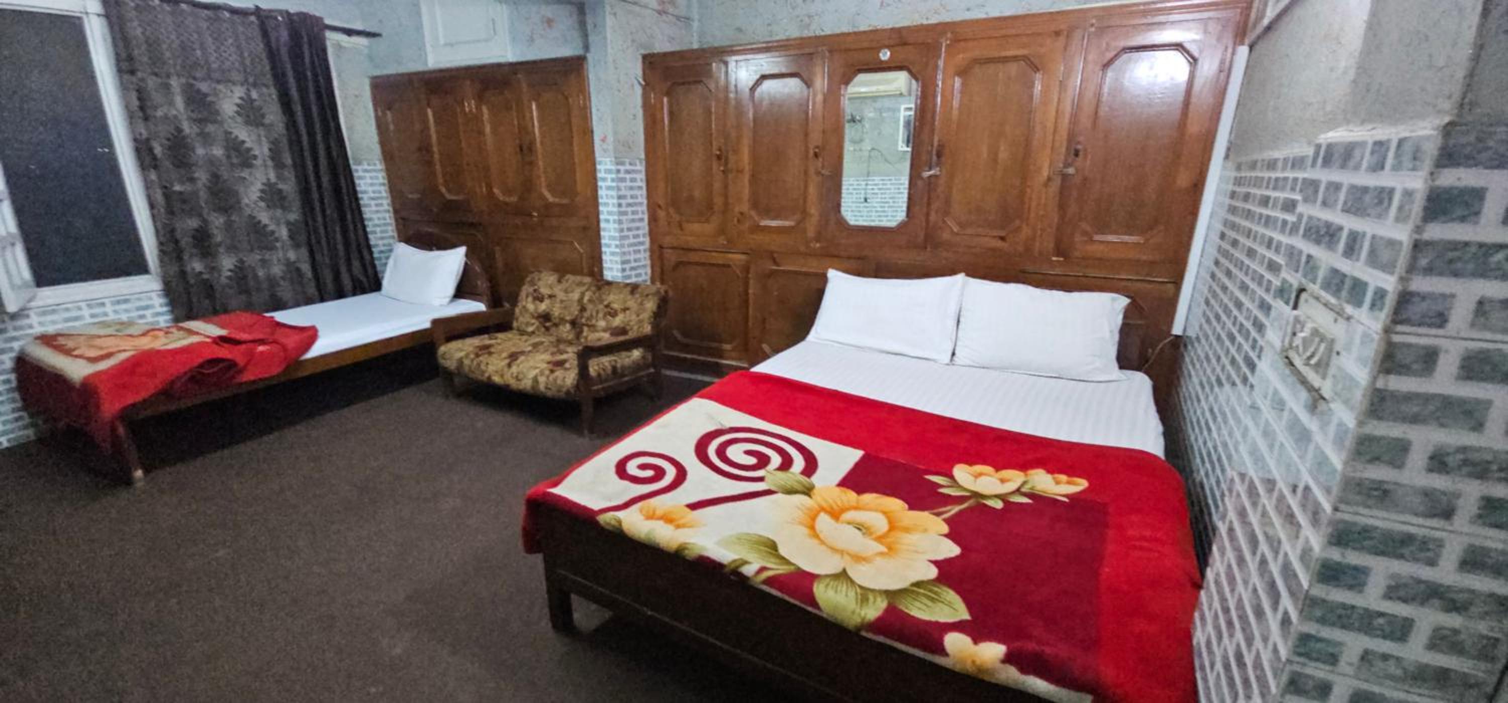 Deluxe Double Room (2 Adults + 1 Child) photo 3