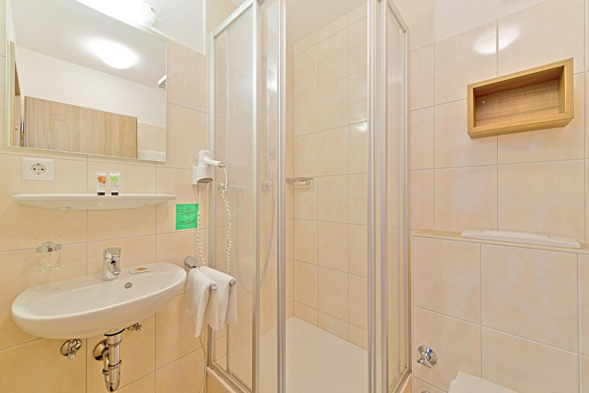 Standard Double Room - Photo 5