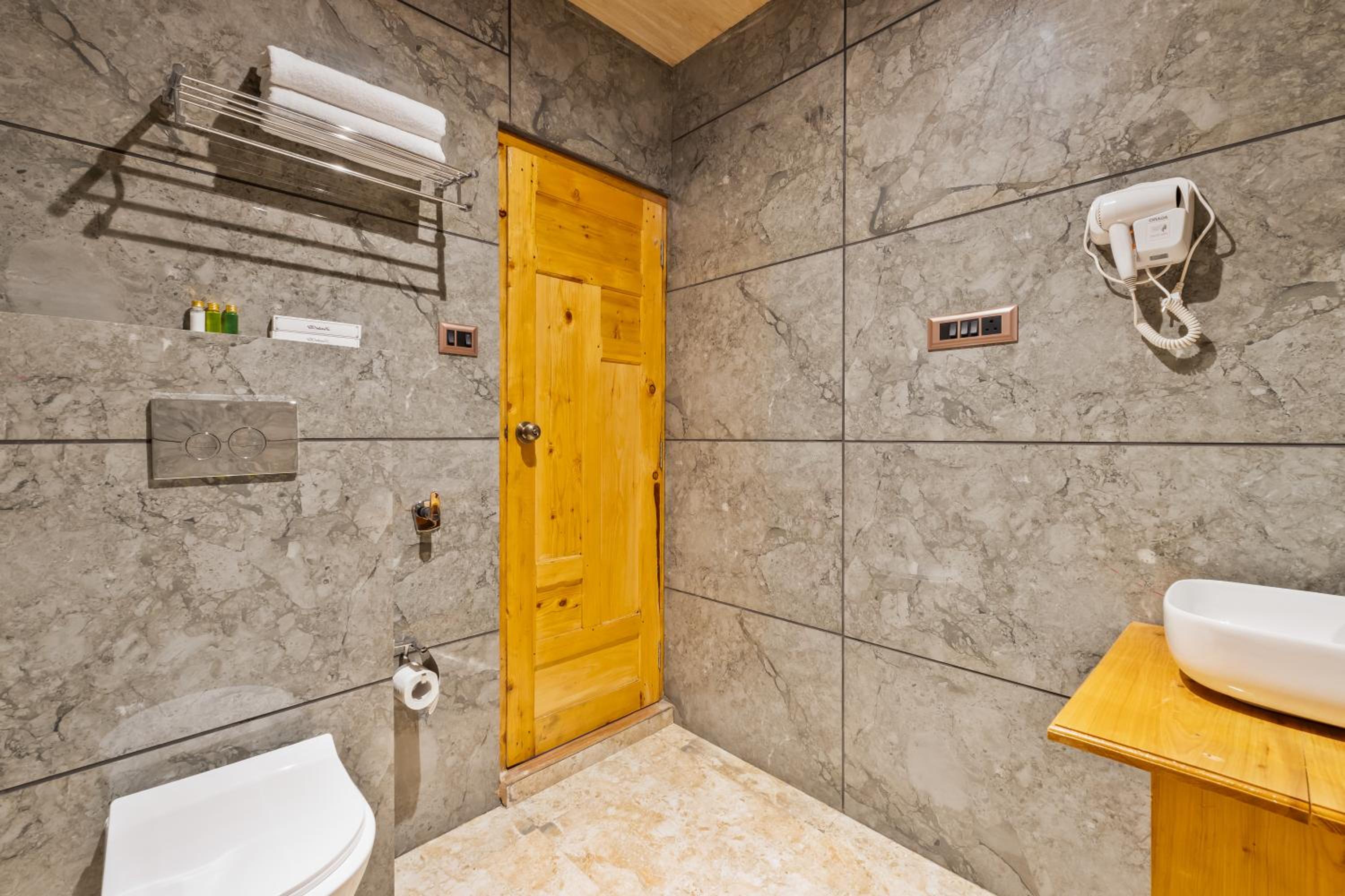 Double Room with Balcony - Photo 2