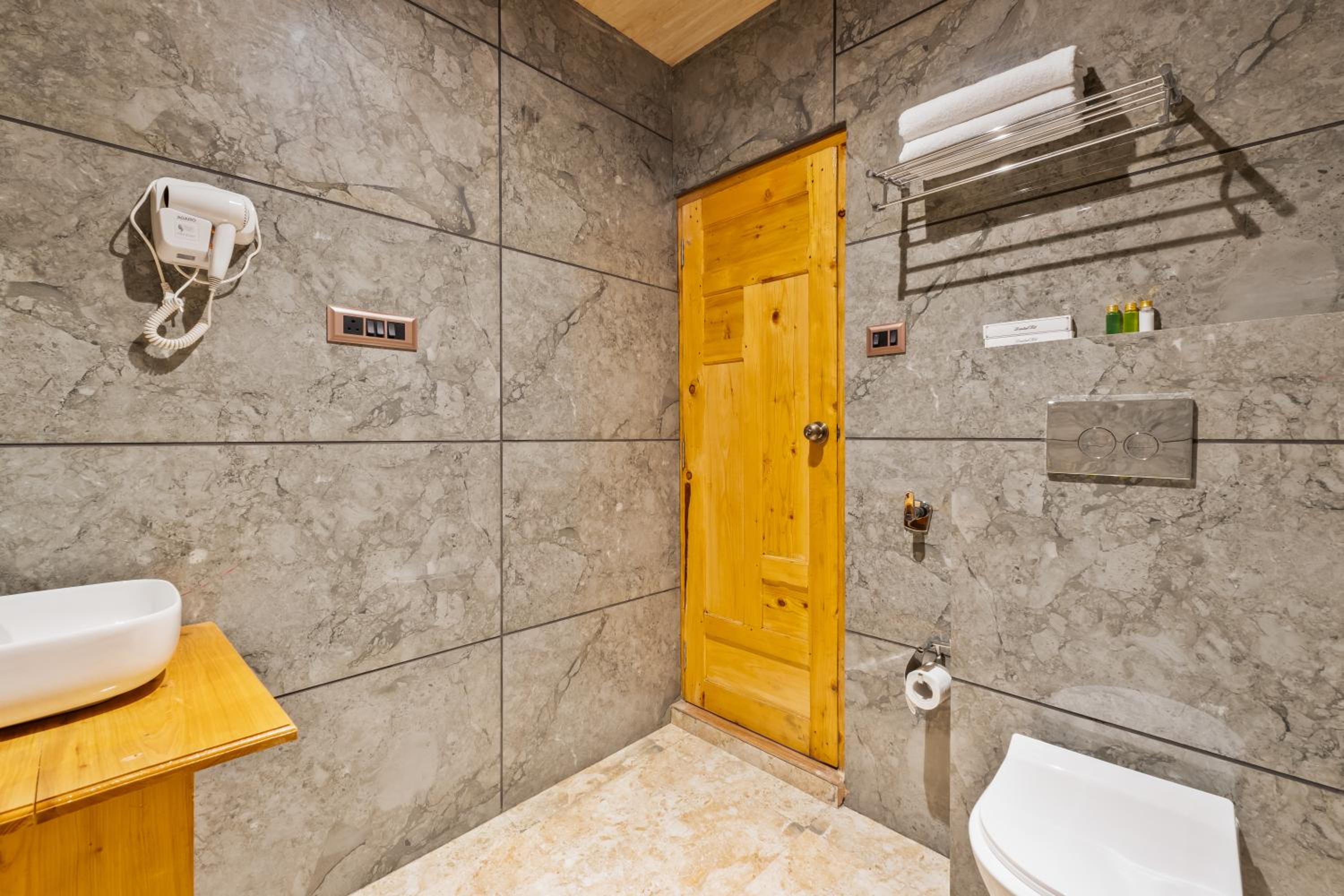 Double Room with Balcony - Photo 5