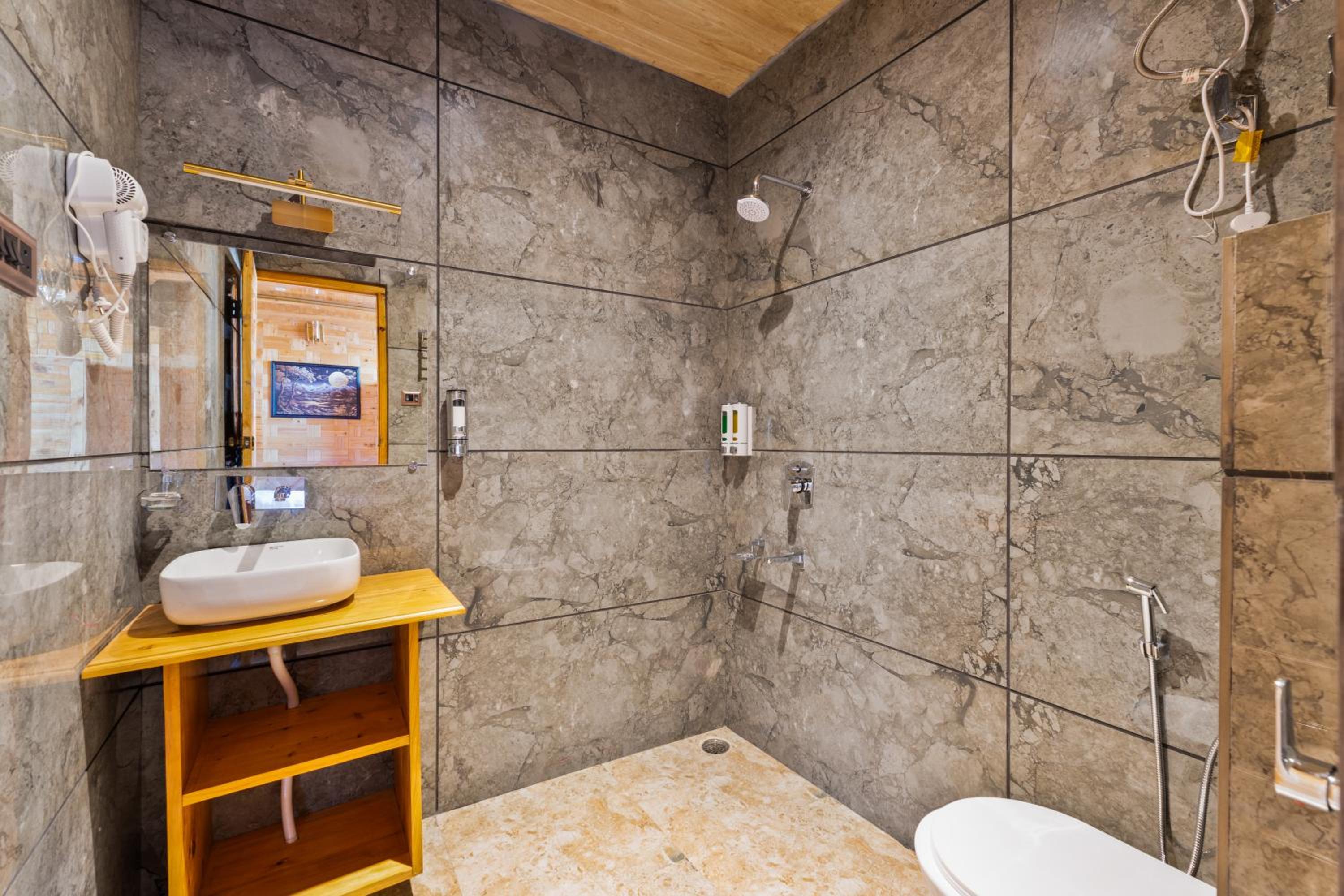 Double Room with Balcony - Photo 9