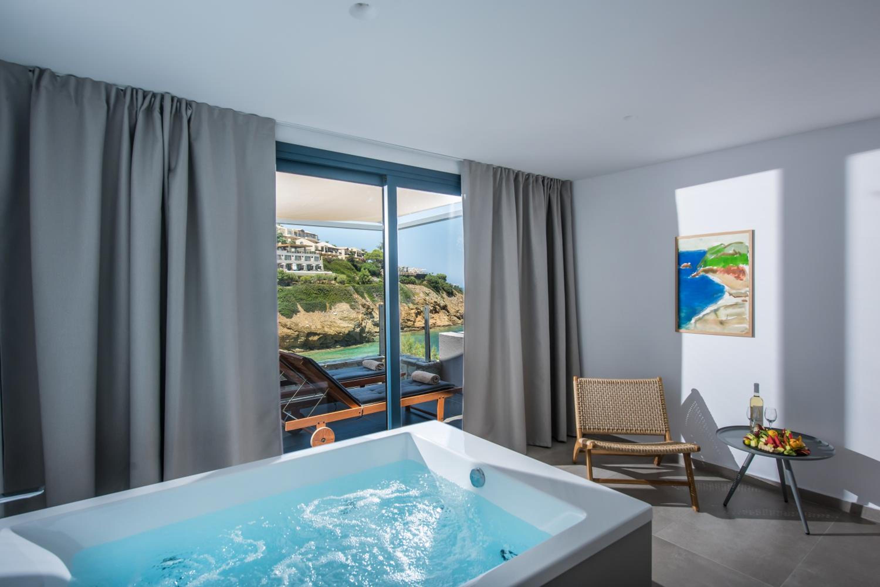 Double Room with Spa Bath - Photo 2