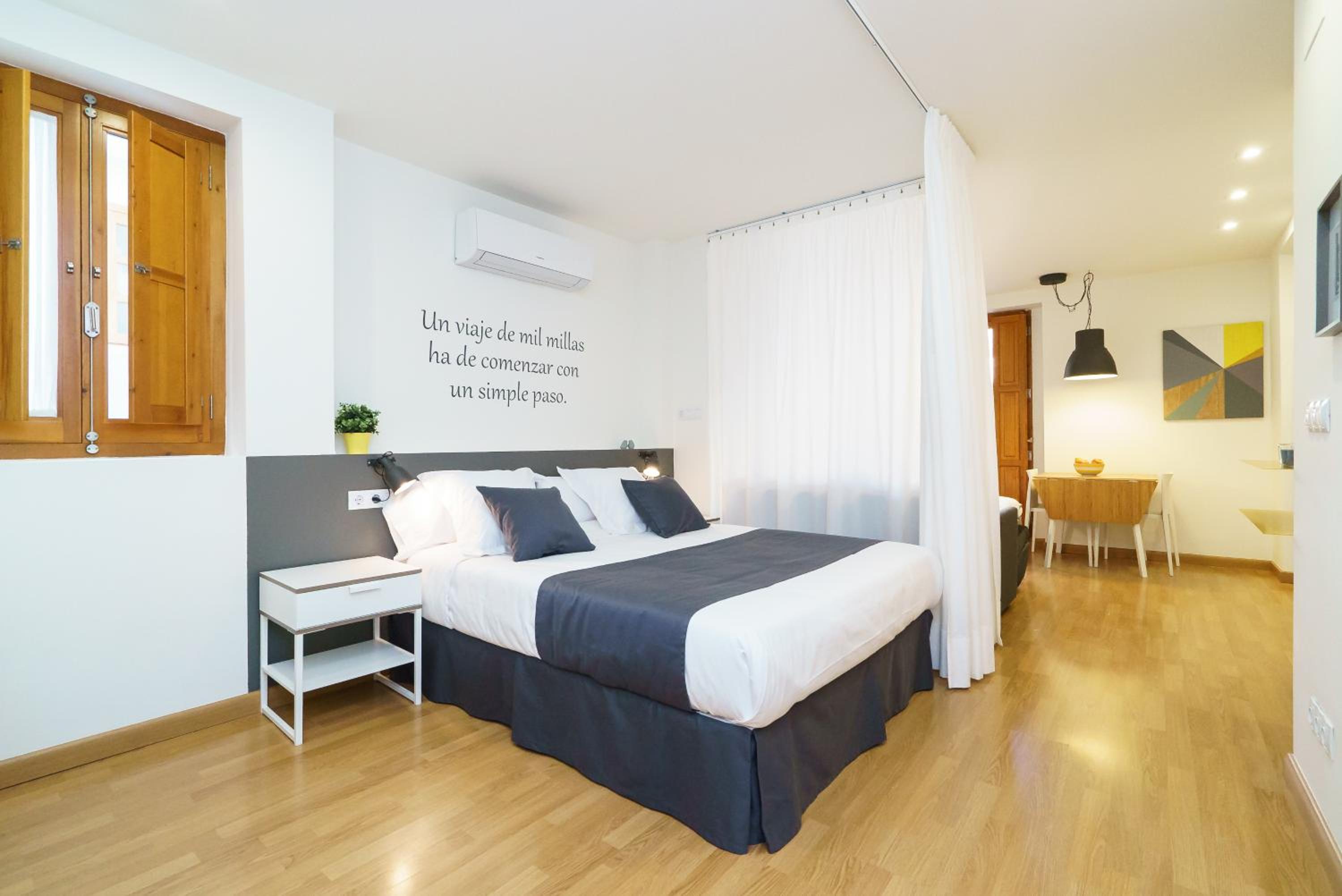 Estudio con vista al jardín