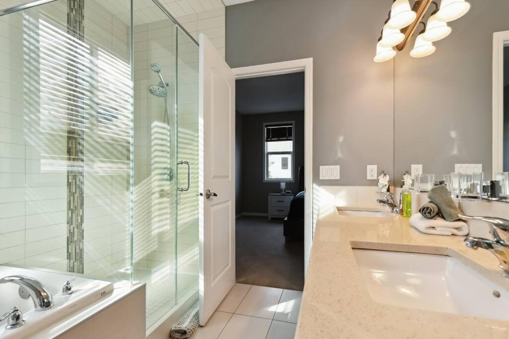 Five-Bedroom House photo 2