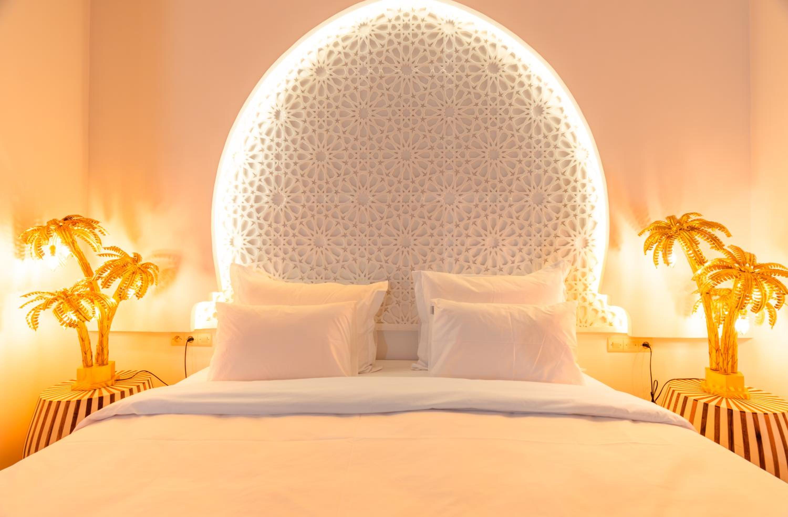 Deluxe King Room - Photo 2