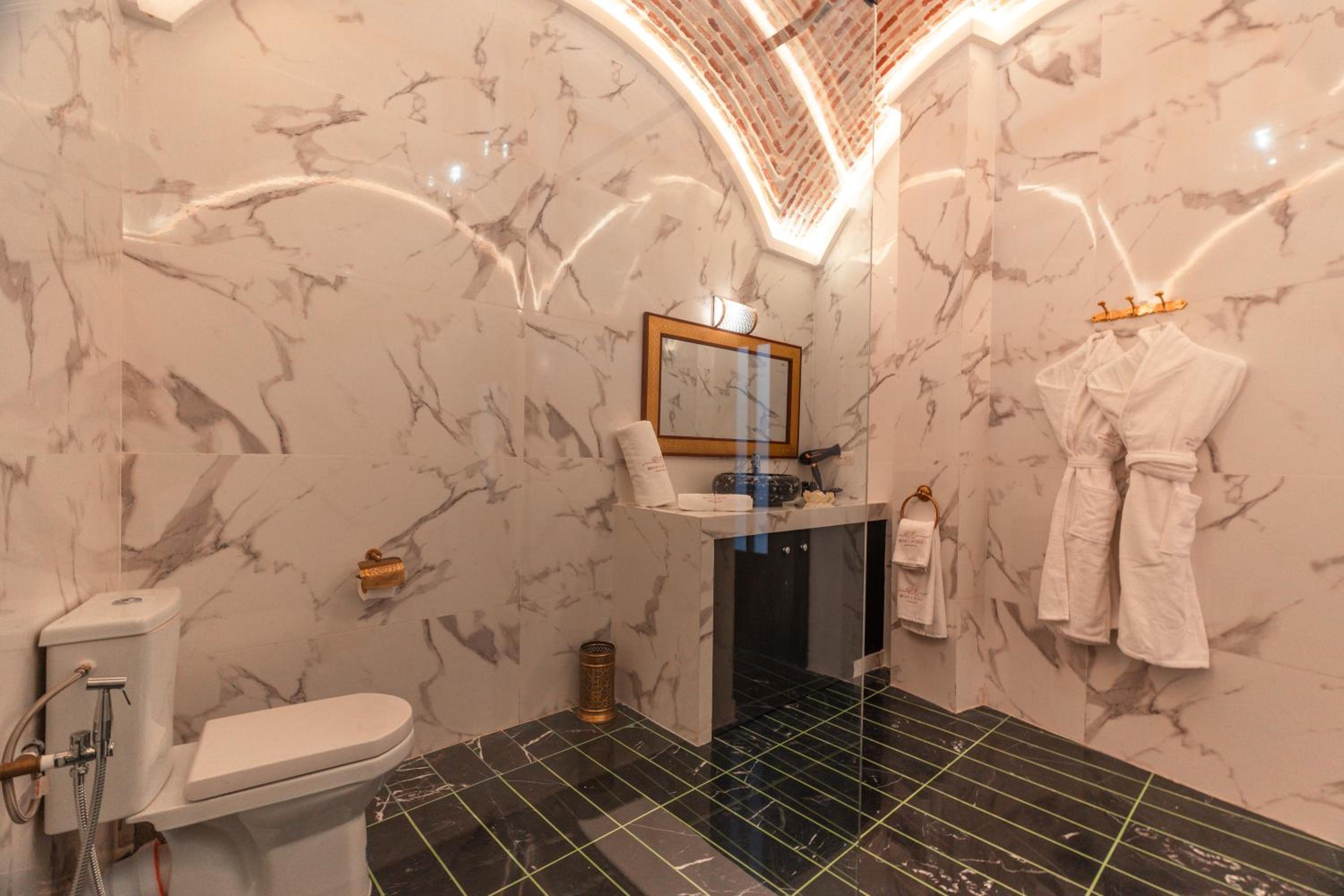 Deluxe King Room - Photo 18
