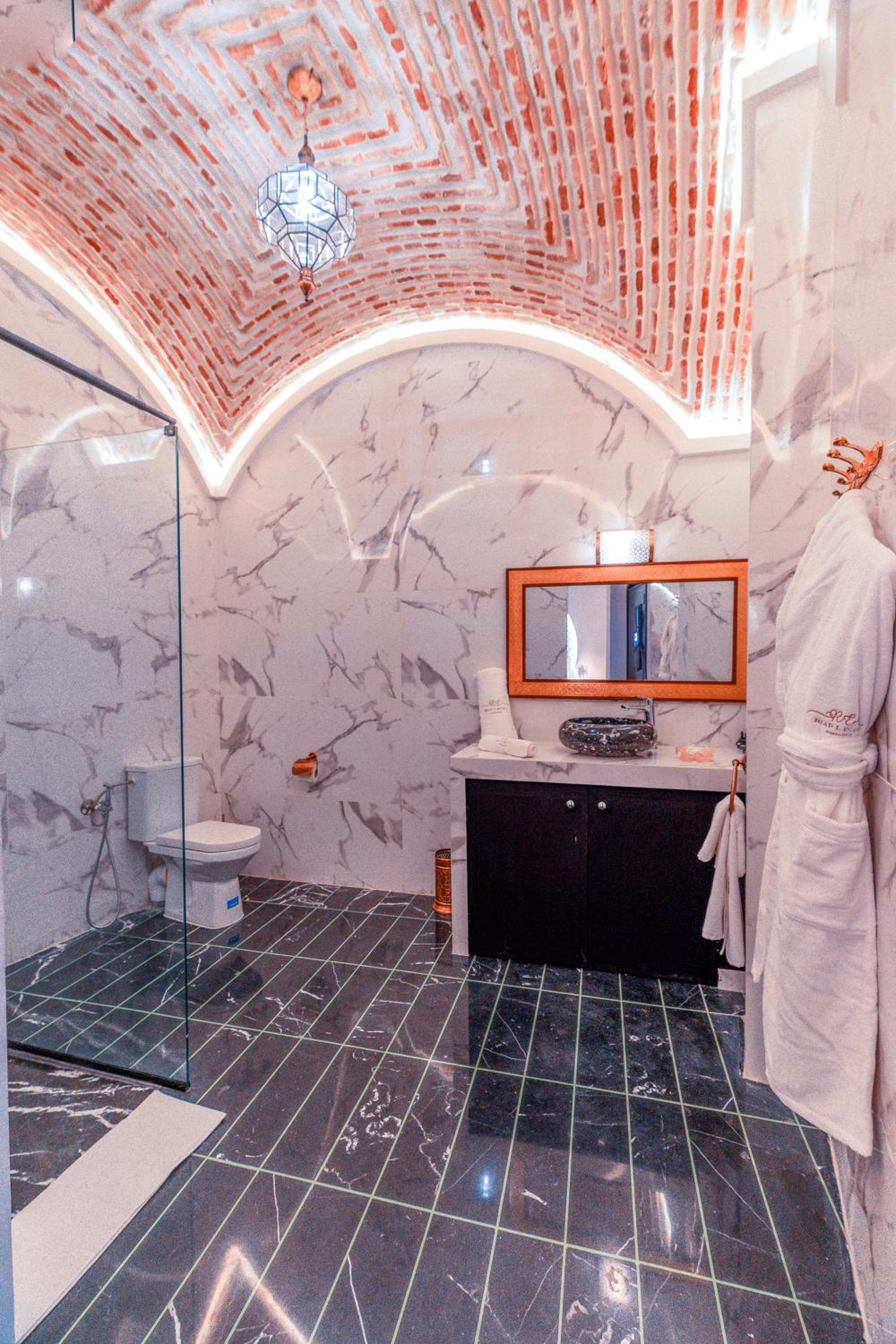 Deluxe King Room - Photo 7