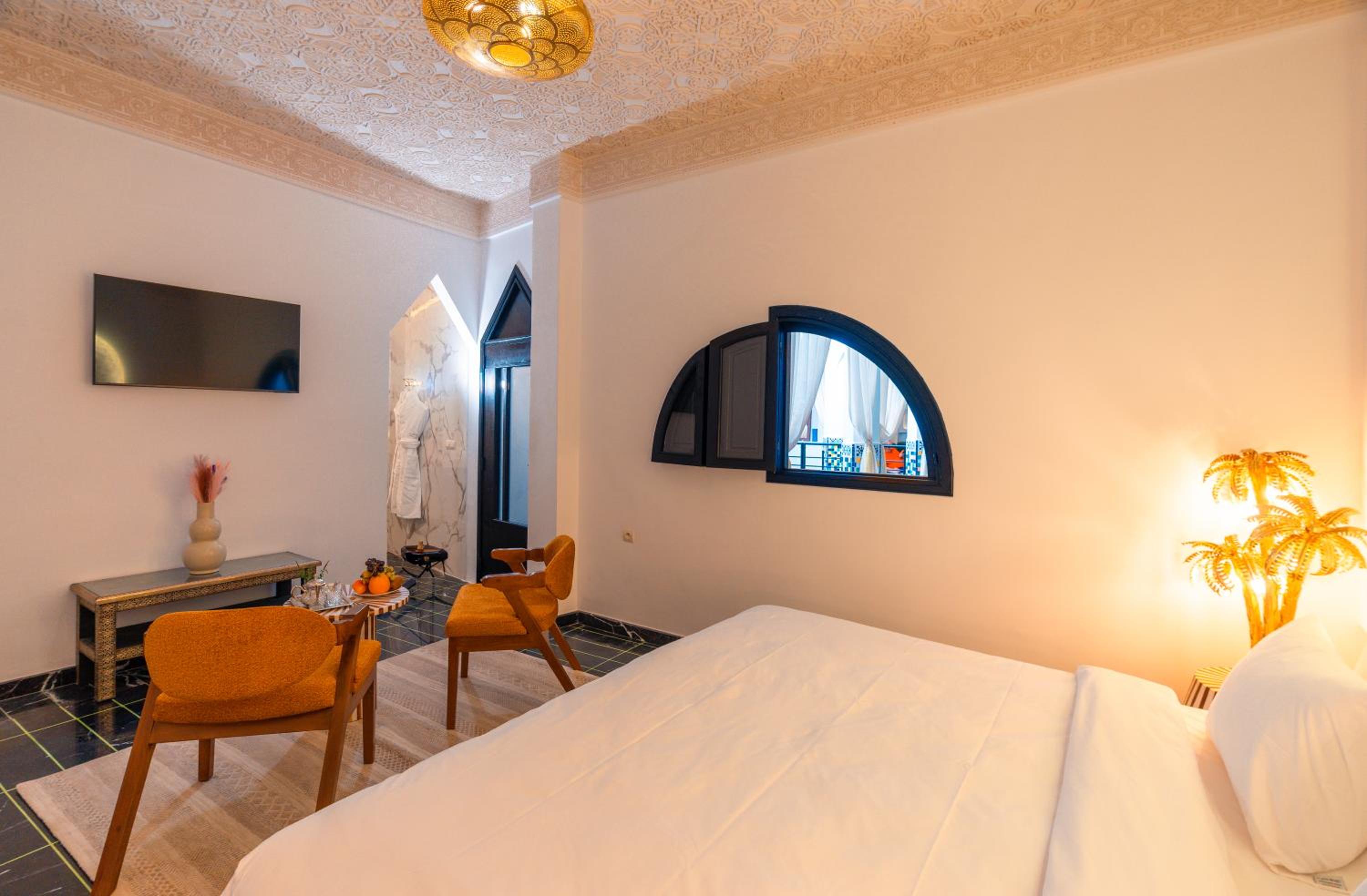 Deluxe King Room - Photo 10