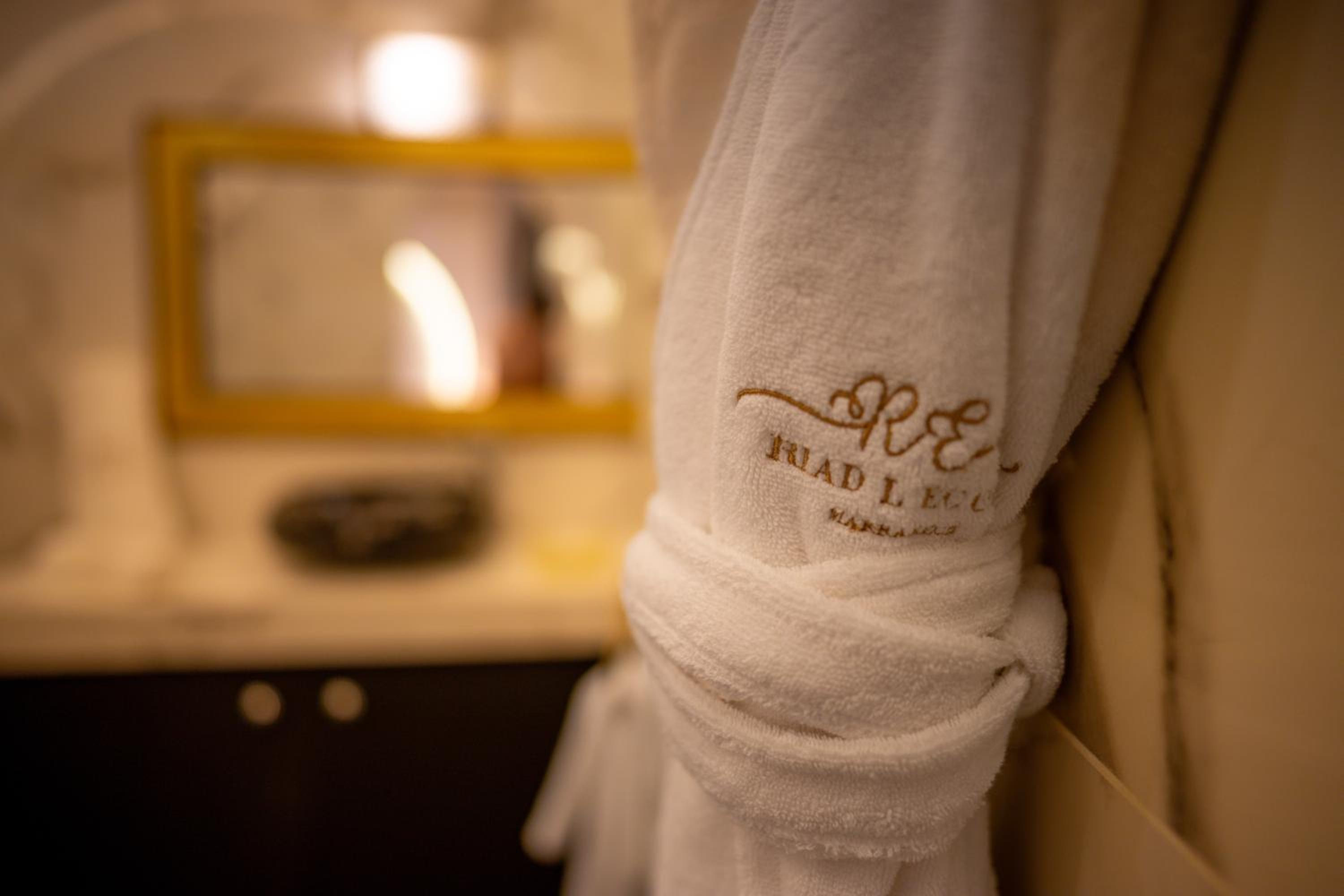Deluxe King Room - Photo 12