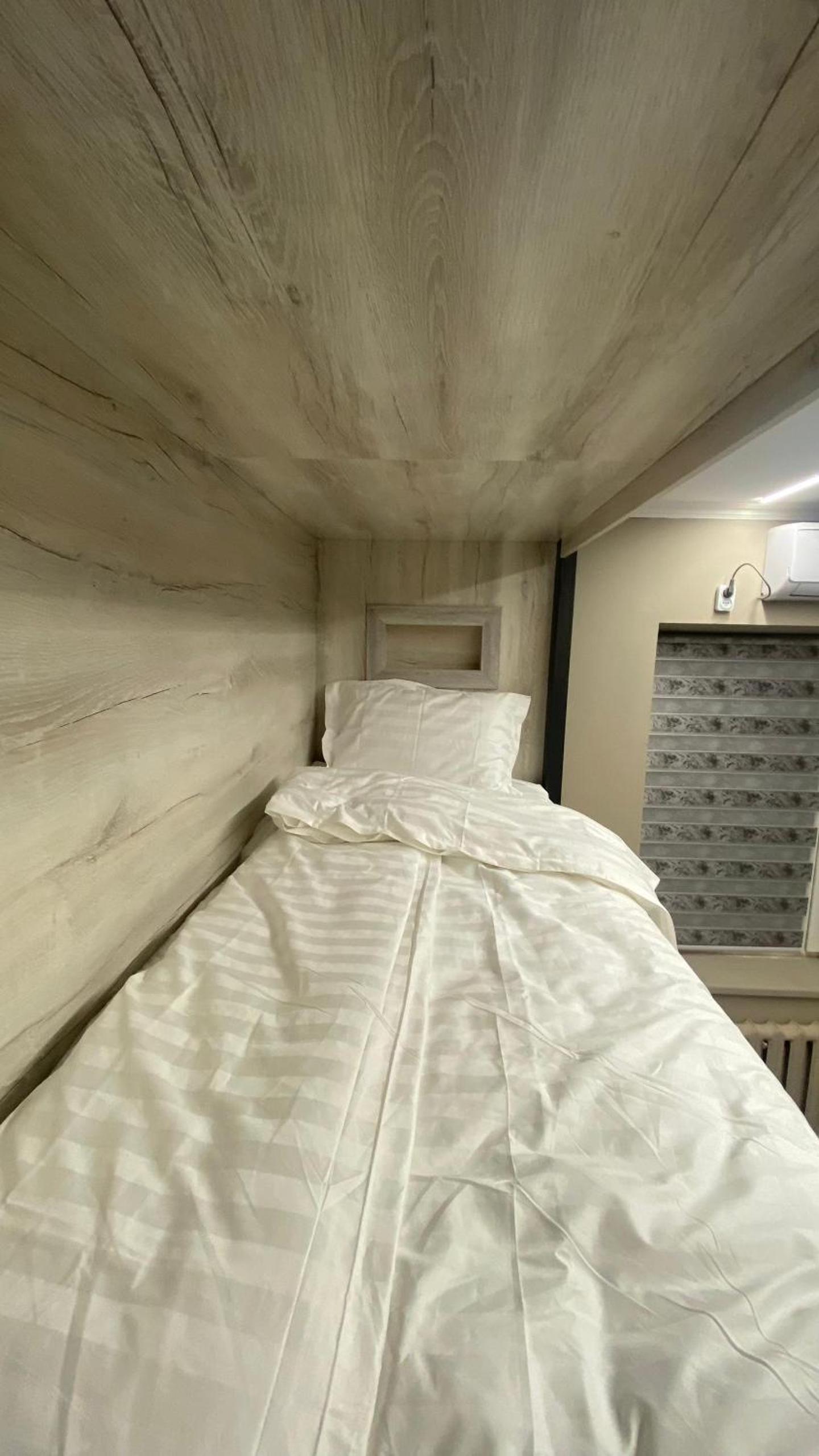 Bed in 4-Bed Male Dormitory Room photo 1