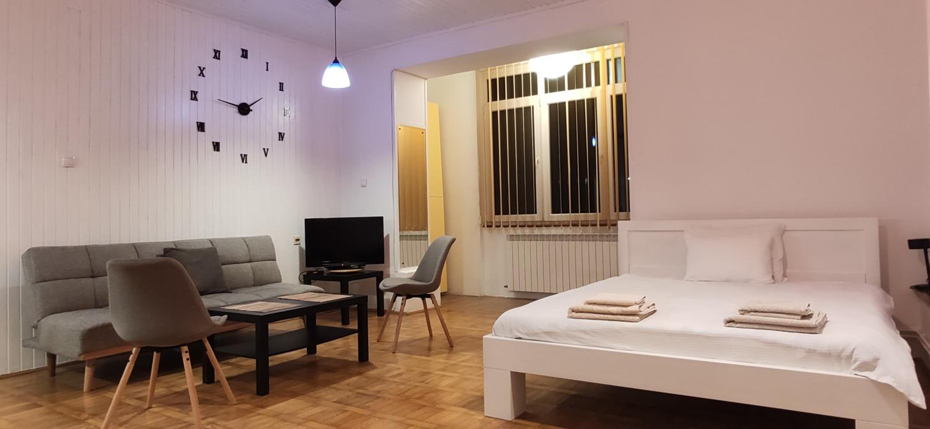 One-Bedroom Apartment photo 1