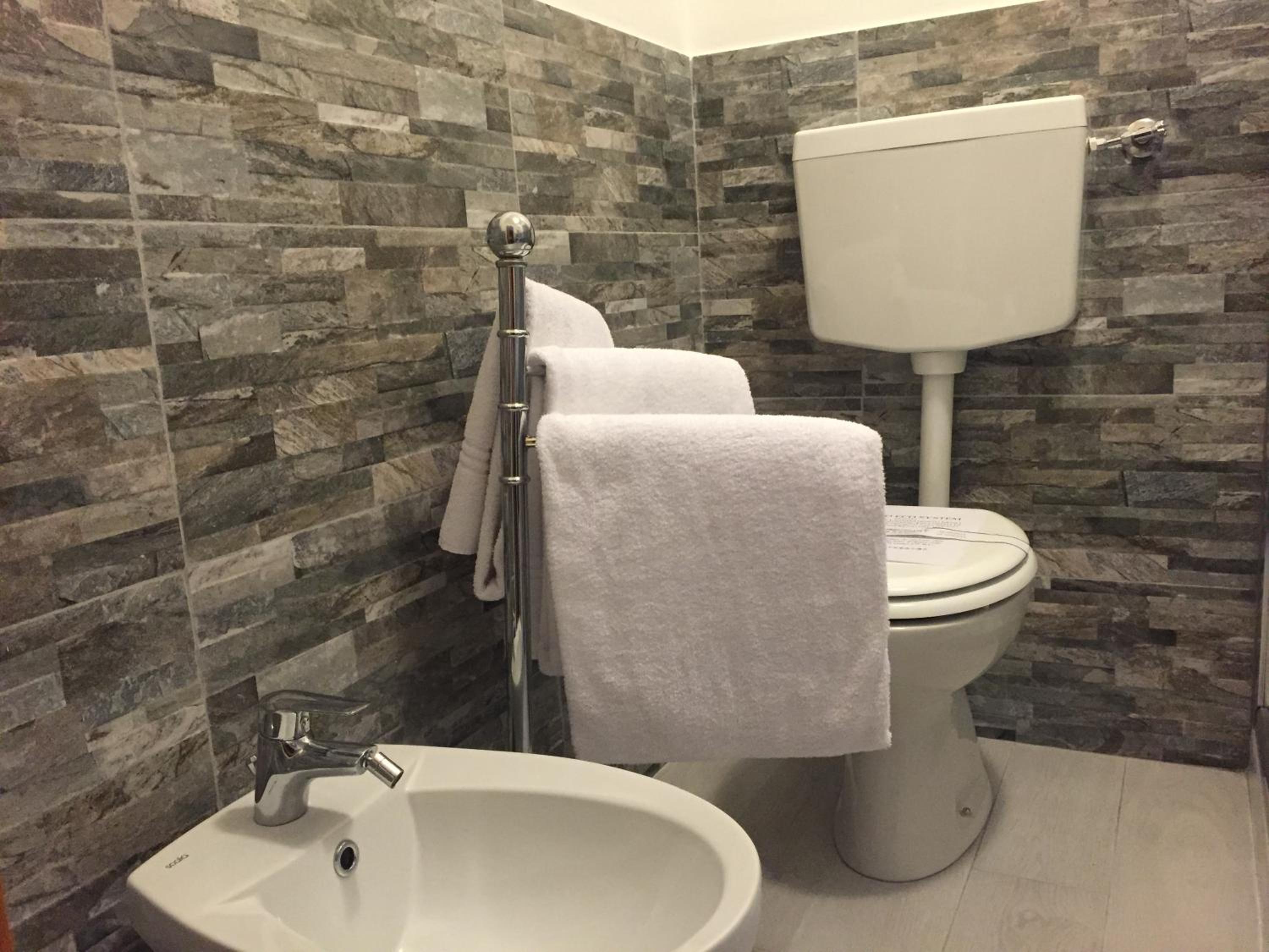 Quadruple Room with Private Bathroom - Photo 4
