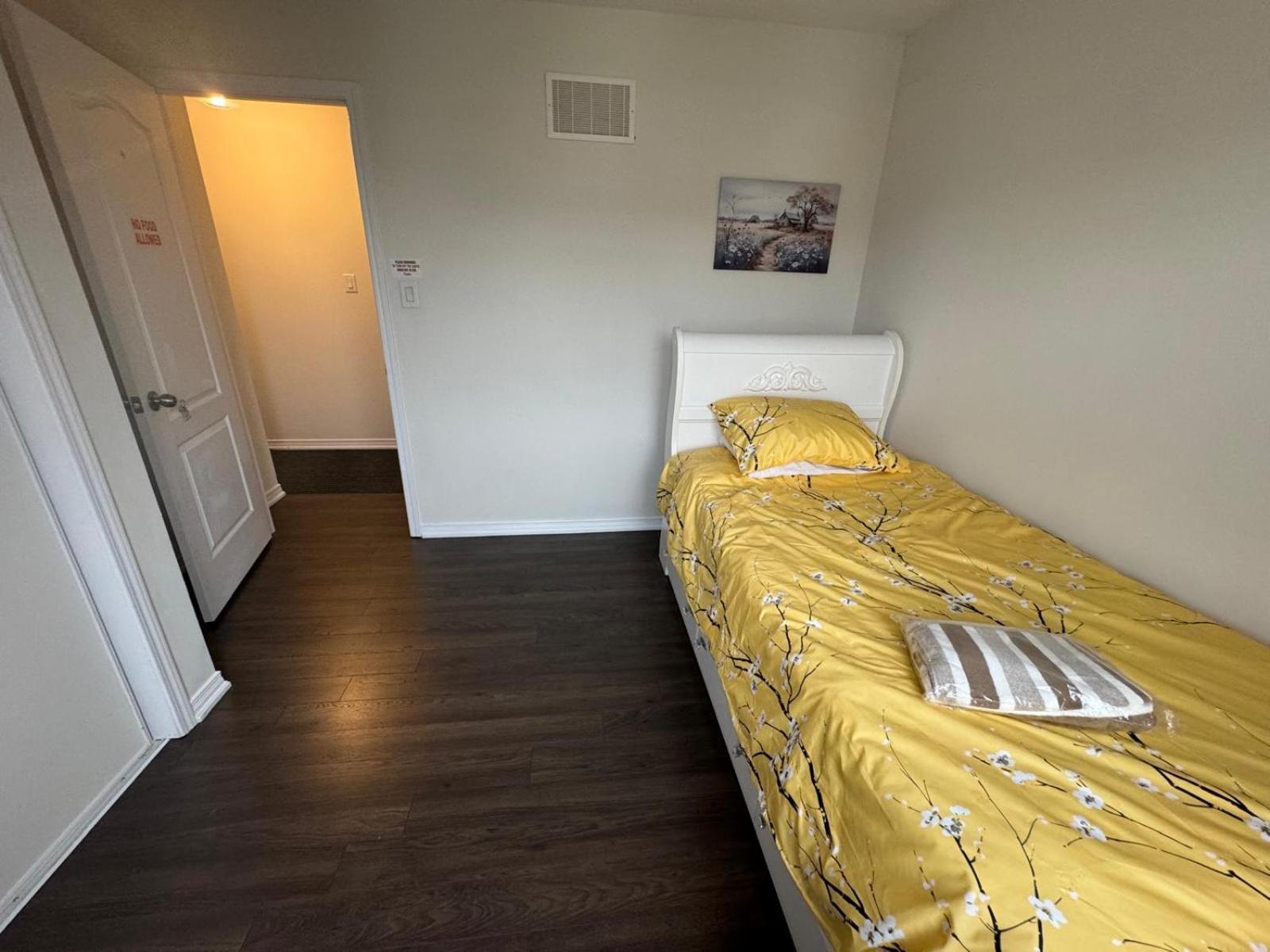 Twin Room With Shared Bathroom photo 1