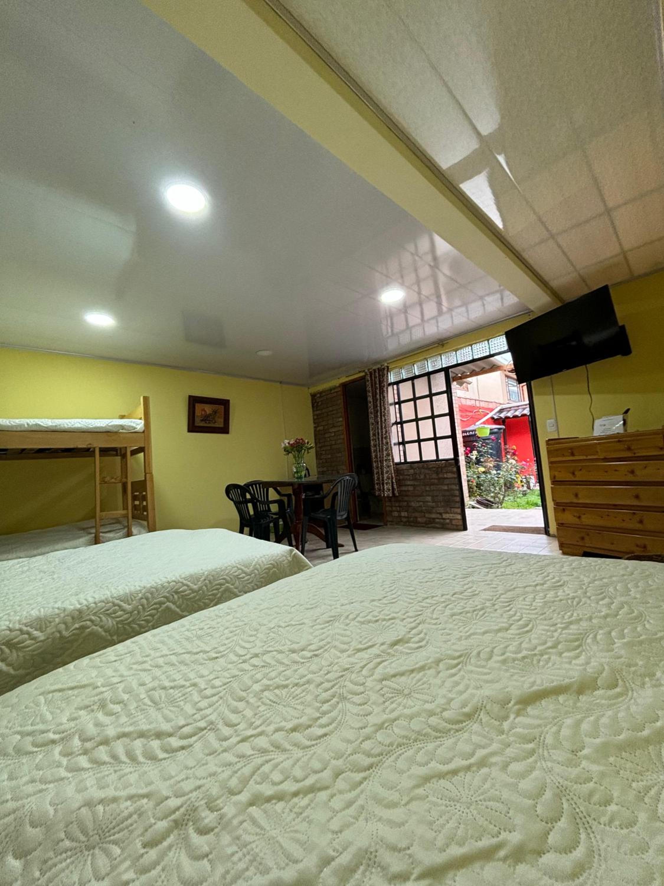 Family Room with Private Bathroom photo 3