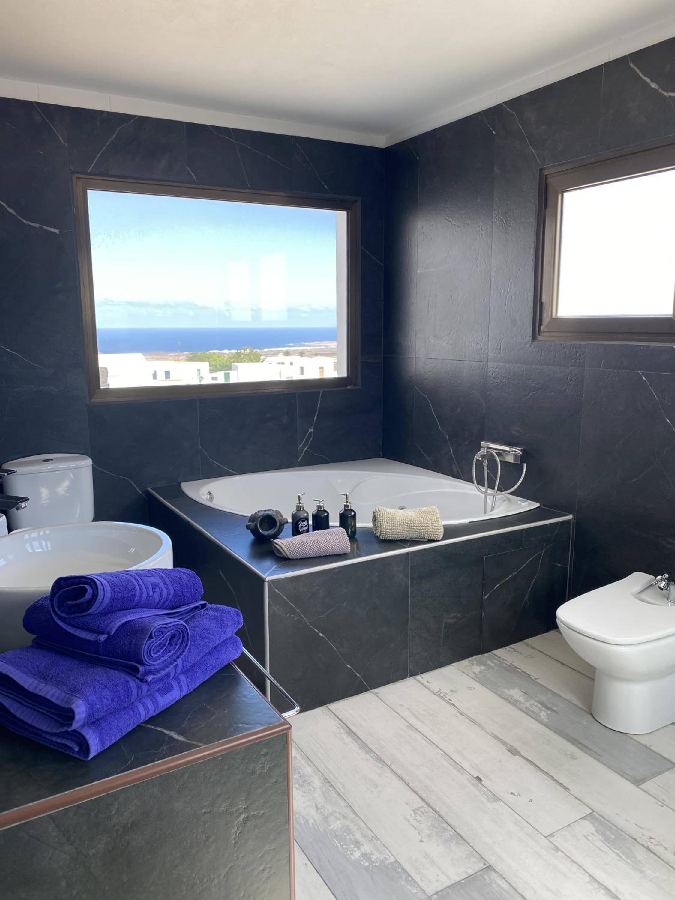 Deluxe Suite with Sea View photo 2