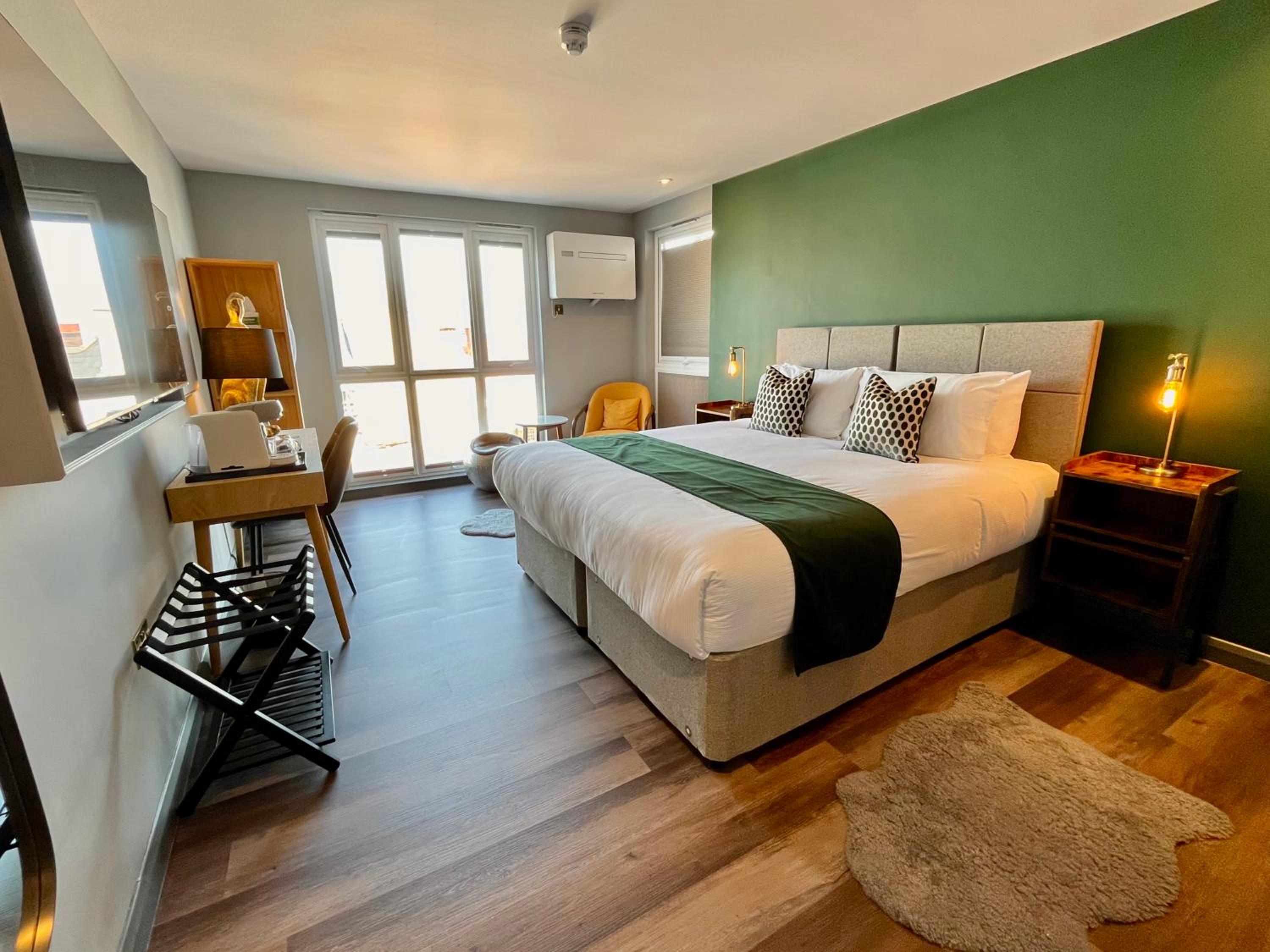 Deluxe King Room - Photo 5
