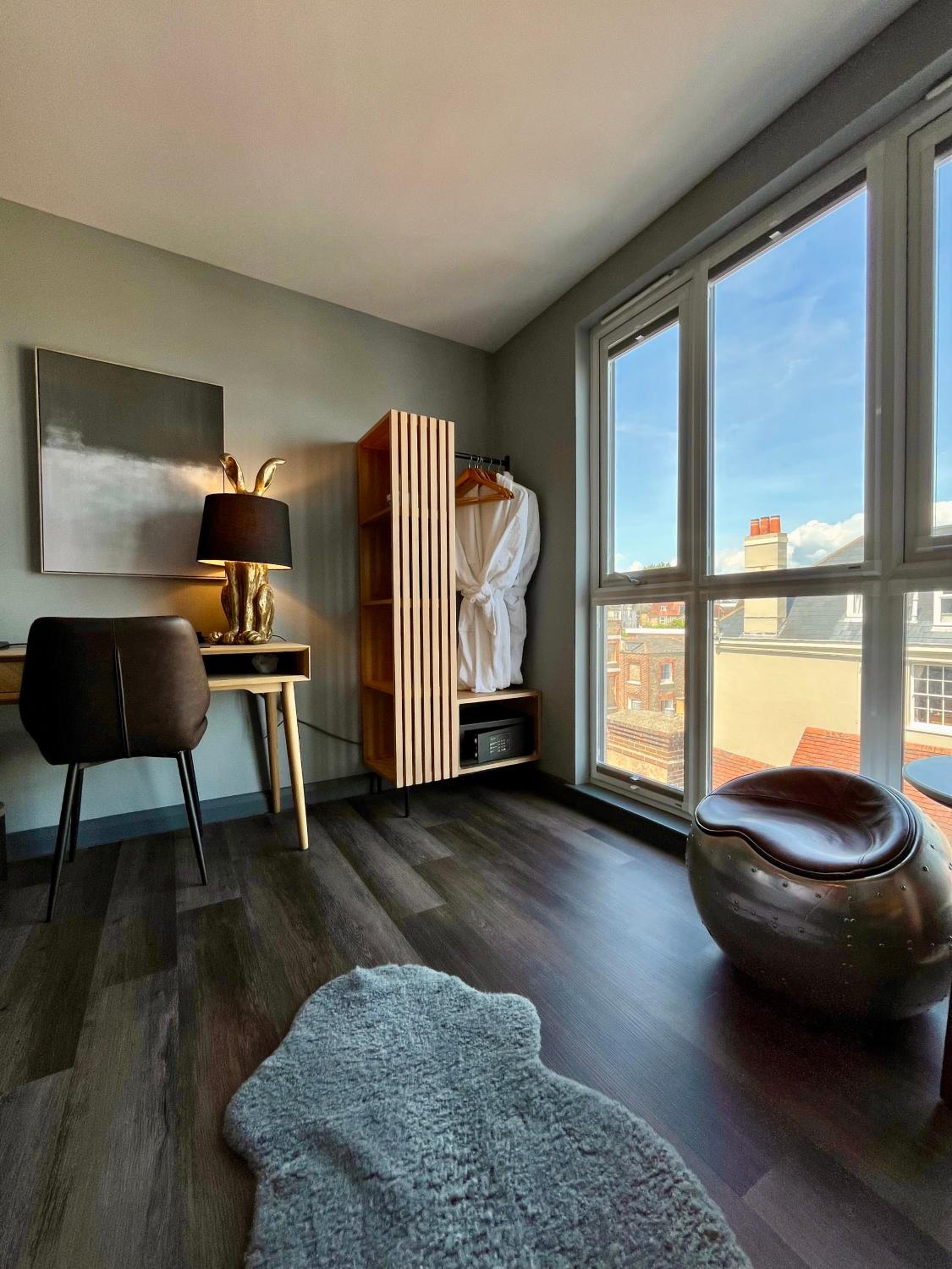 Deluxe King Room - Photo 4