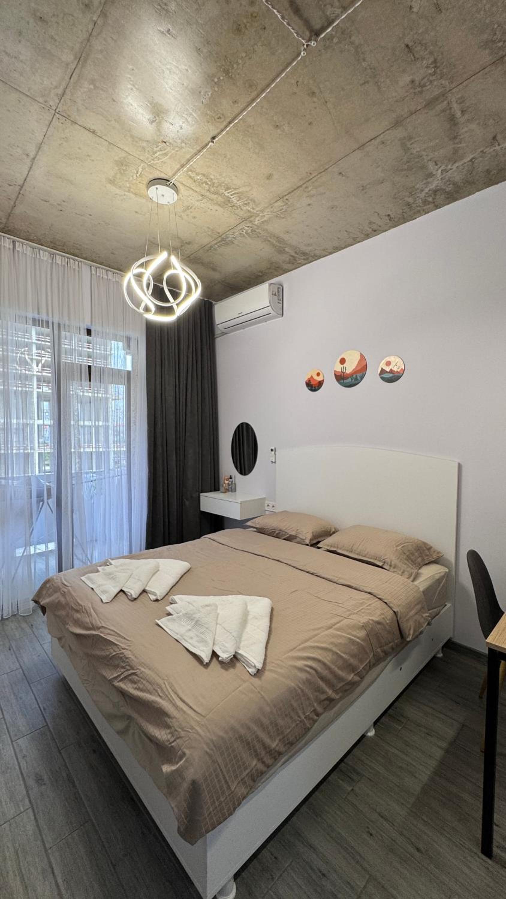 One-Bedroom Apartment photo 1