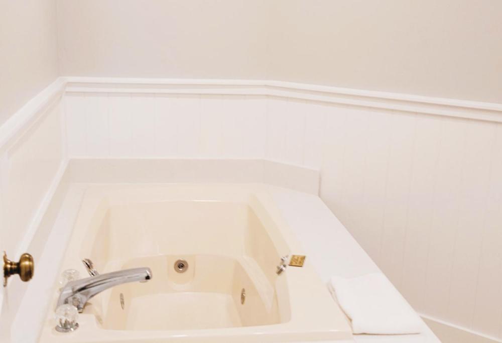 Queen Room With Spa Bath