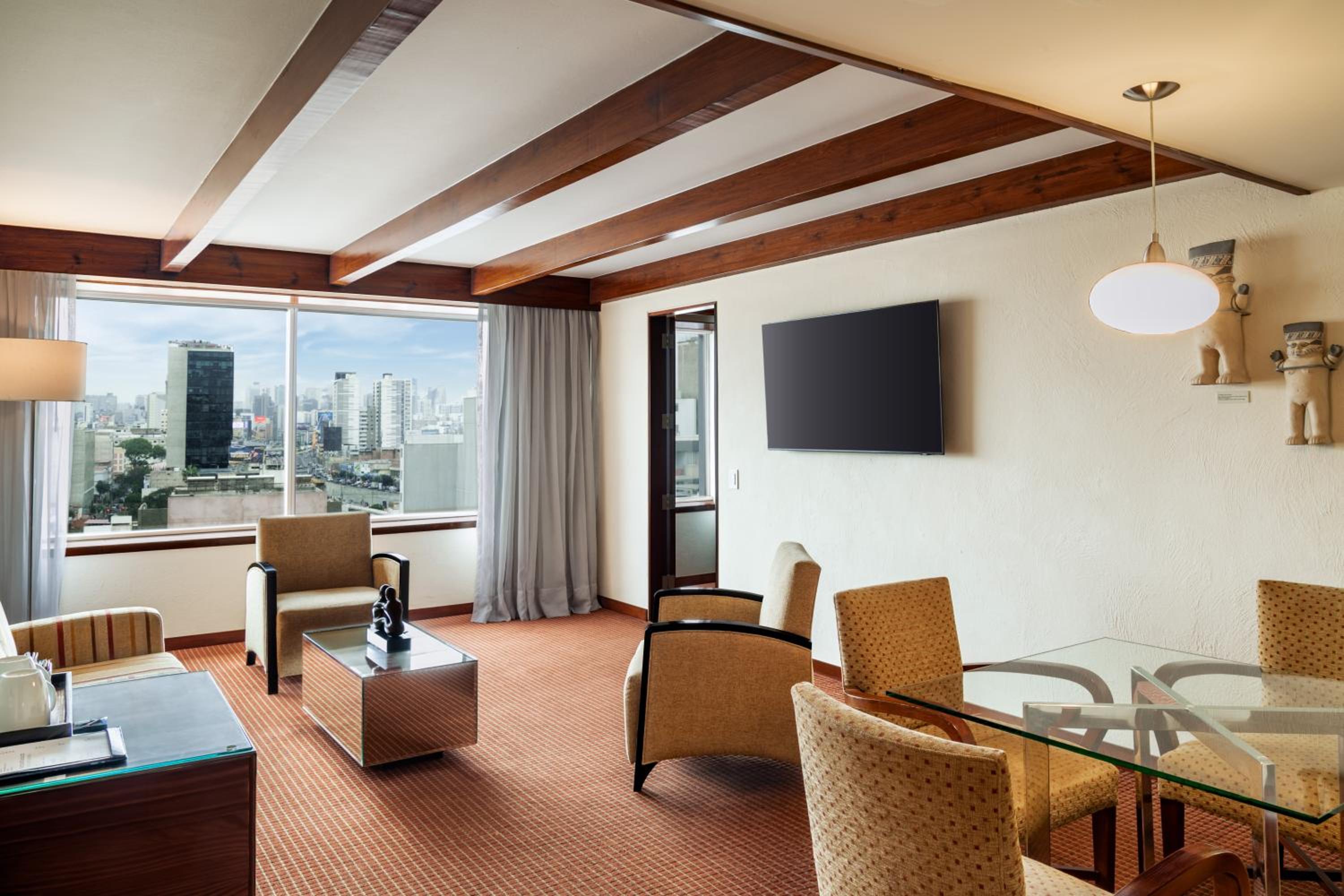 Suite - Photo 5