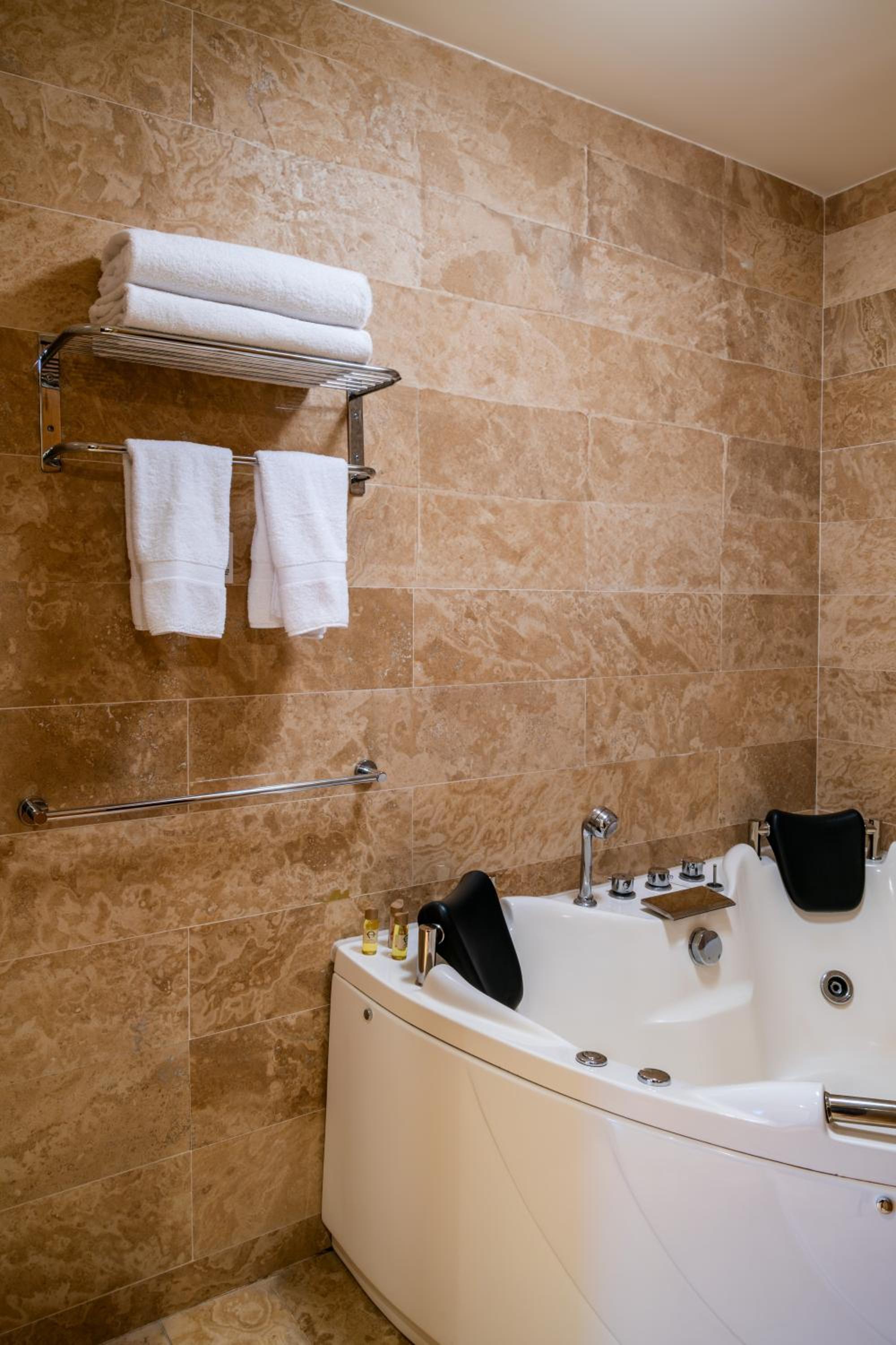 Superior Suite - Photo 5