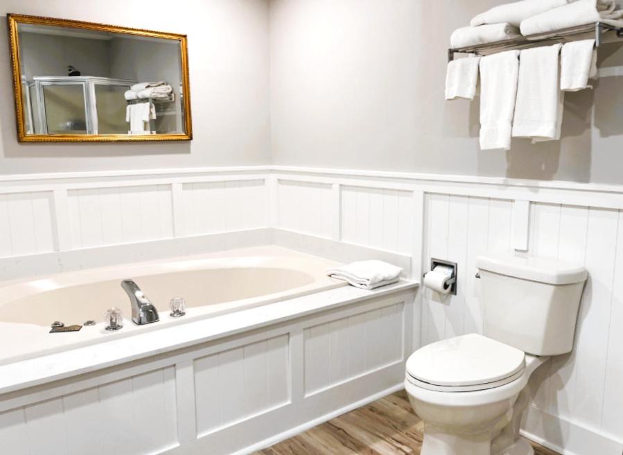 King Suite with Spa Bath - Photo 3