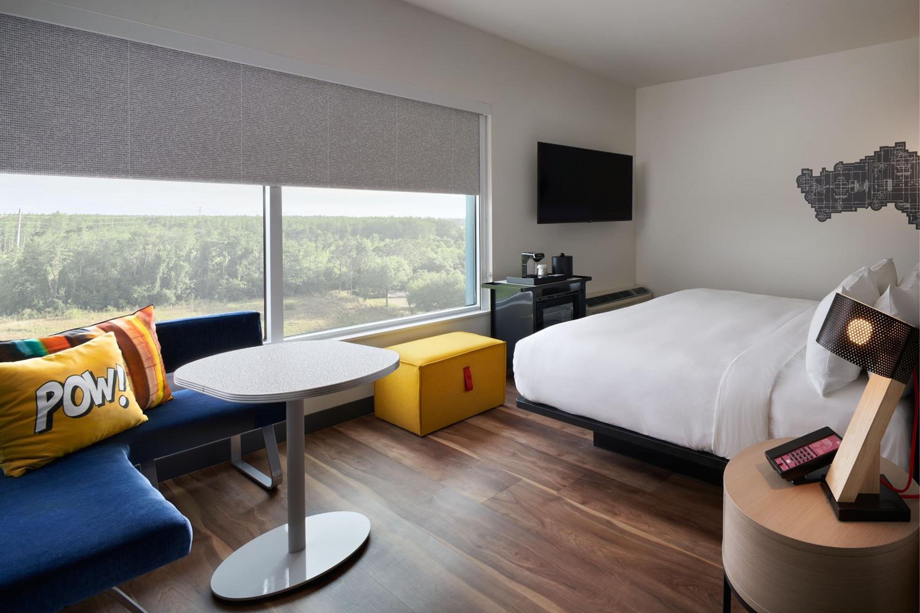 Queen Room with Tub - Mobility Accessible thumbnail 6