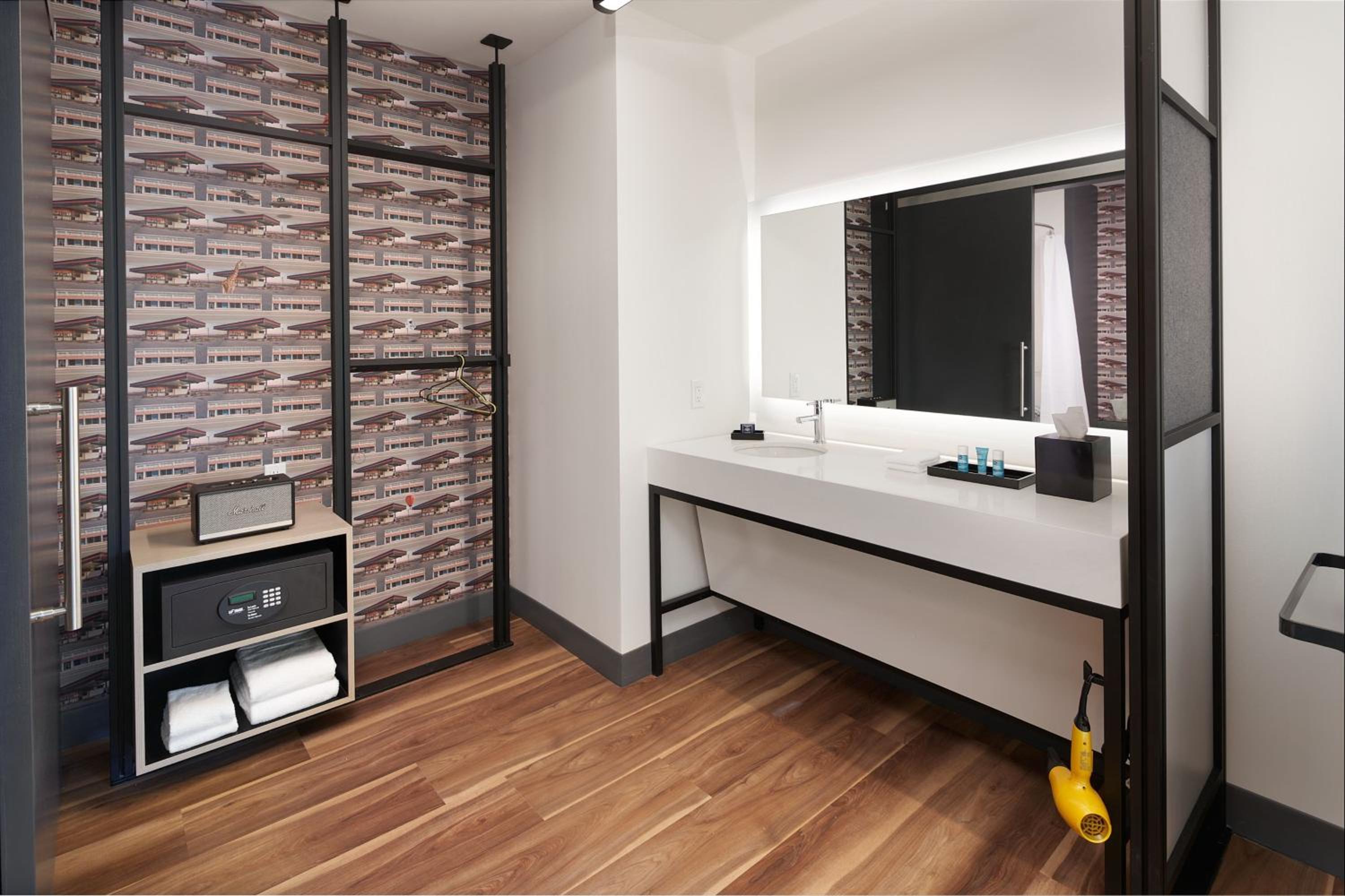 Queen Room with Two Queen Beds and Adapted Tub - Mobility and Hearing Accessible thumbnail 6