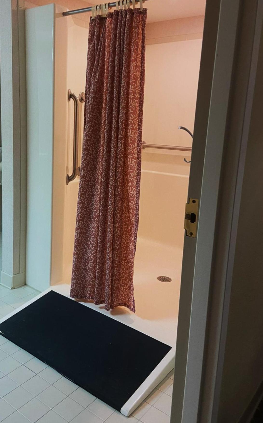 Queen Room - Disability Access - Photo 4