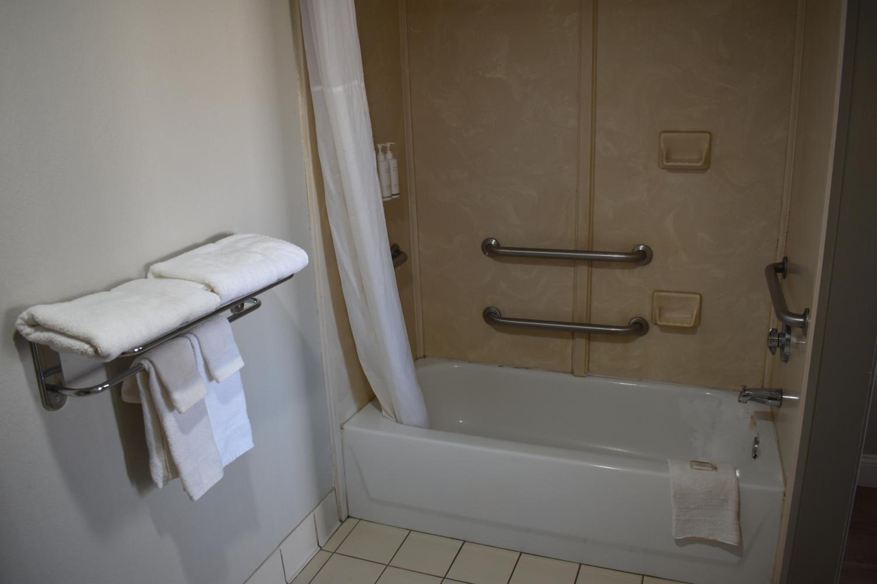 King Room - Disability Access - Non-Smoking - Photo 5