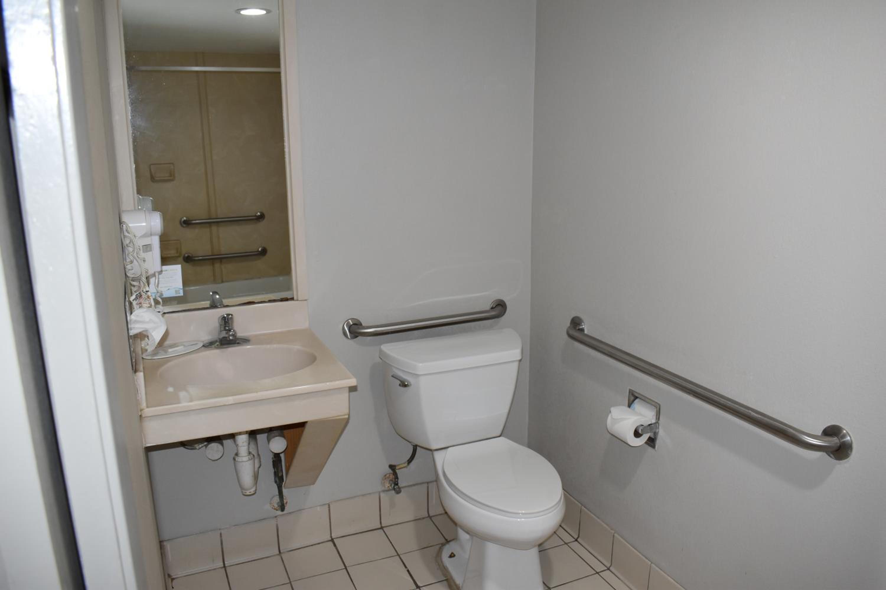 King Room - Disability Access - Non-Smoking - Photo 3