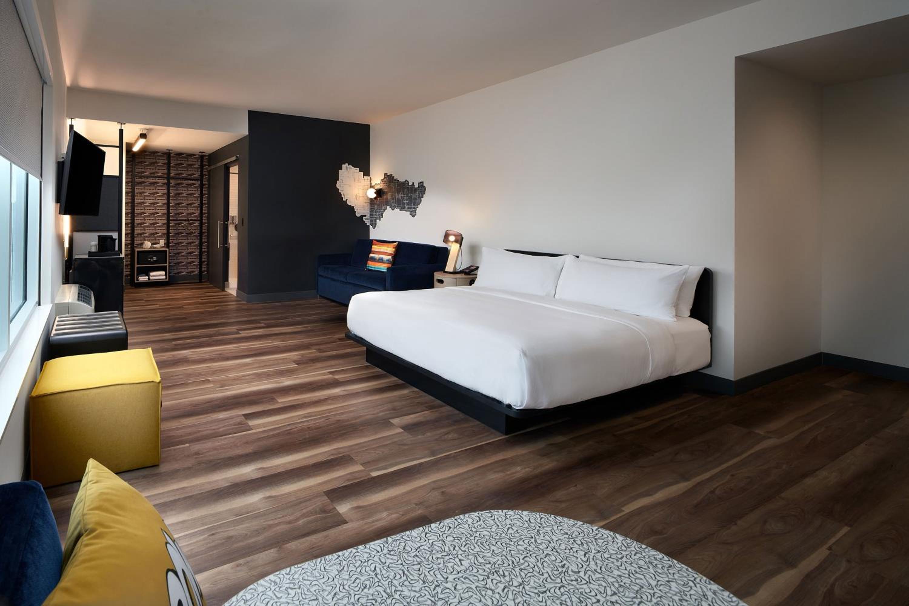 Savvy King Room with Roll-In Shower - Mobility Accessible