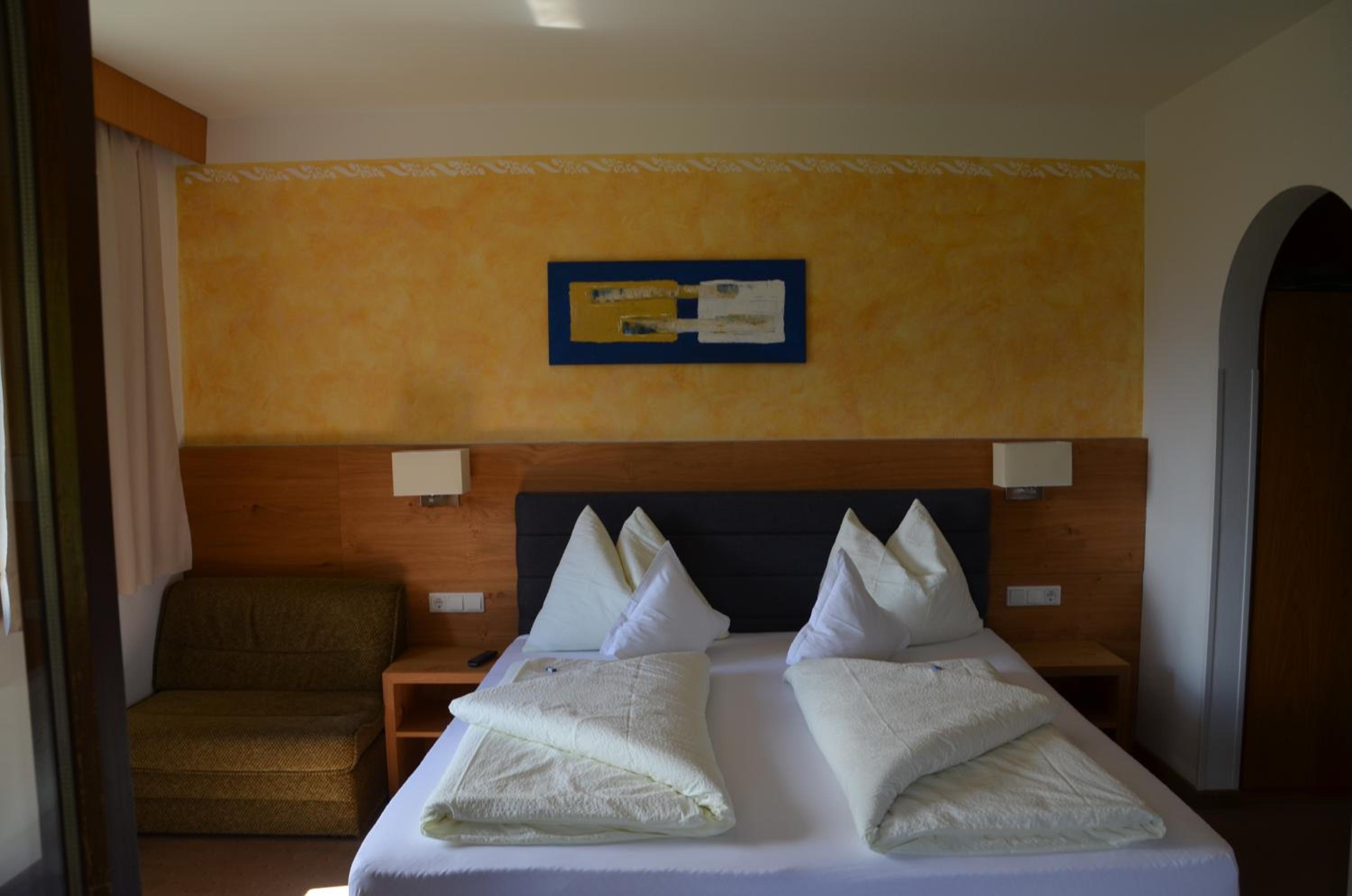 Double Room with Balcony - Photo 6