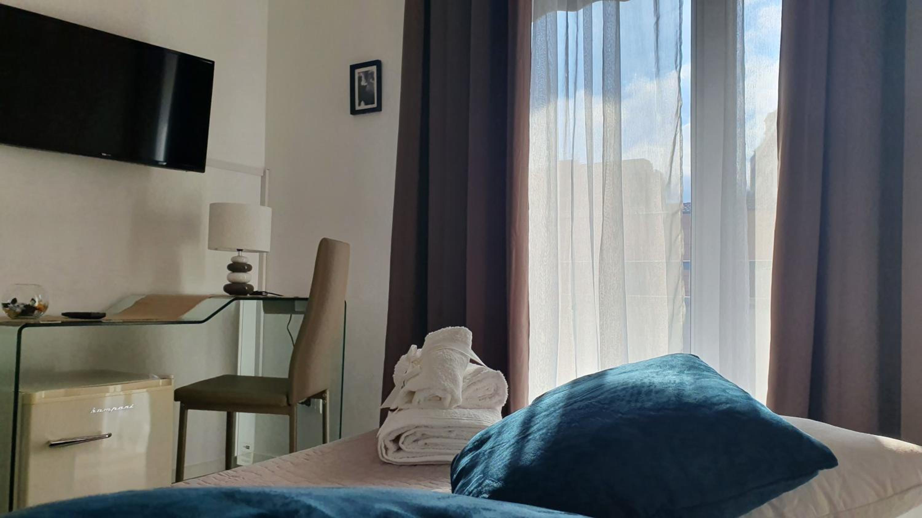 Deluxe Double Room with Balcony photo 3