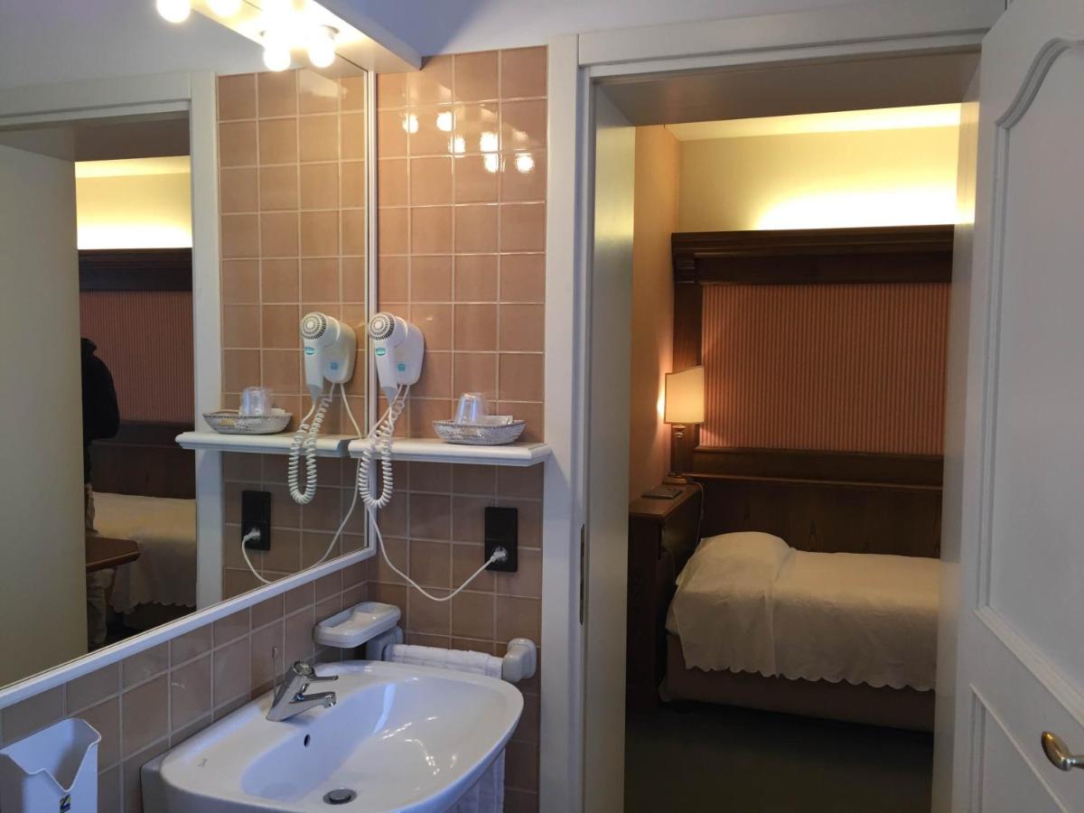 Twin Room with Balcony photo 2
