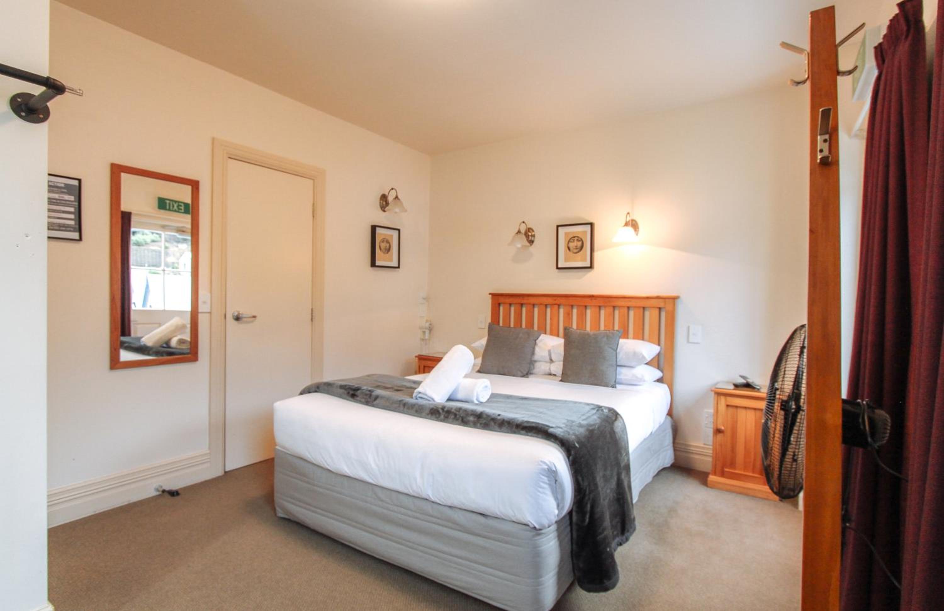 Queen Room photo 2