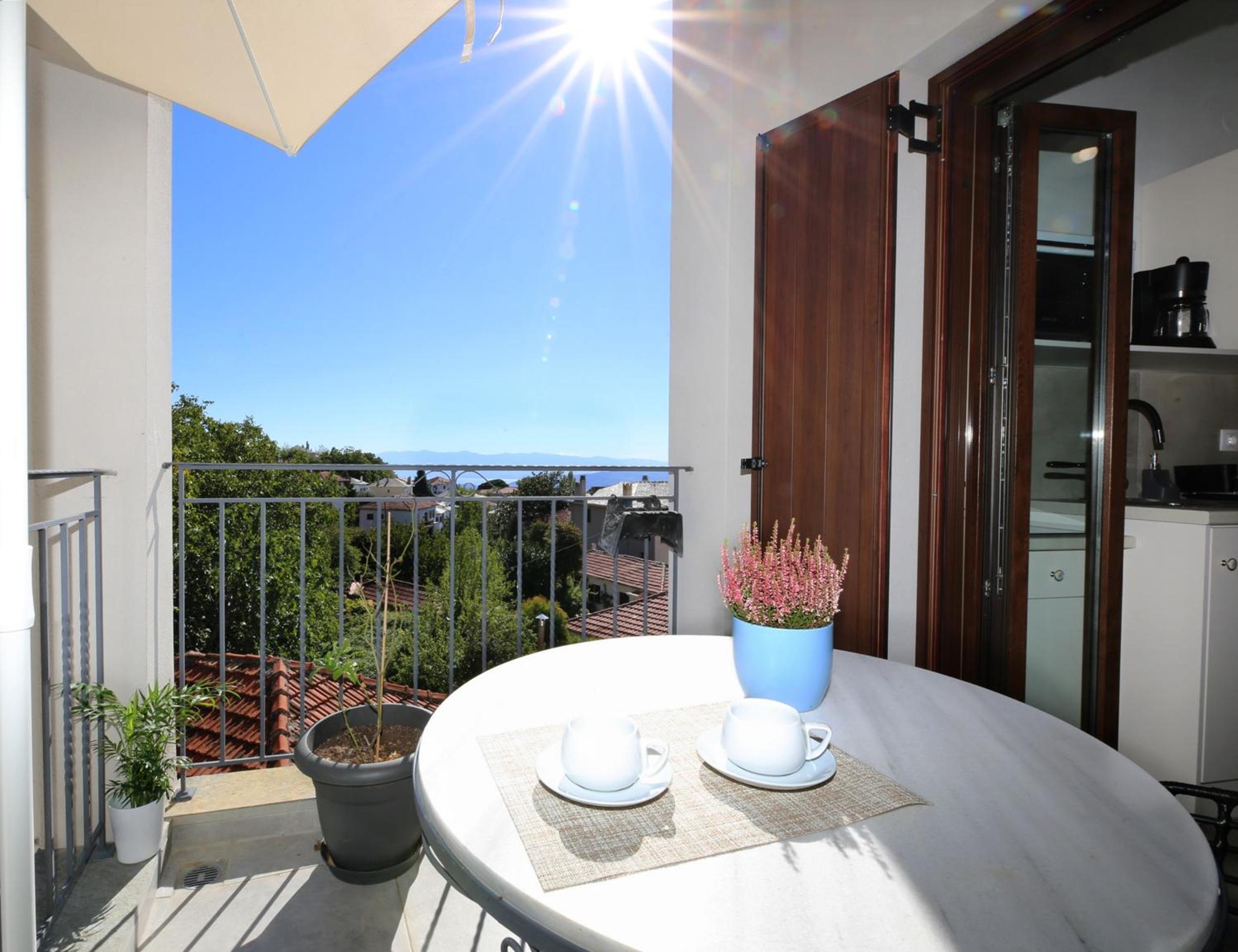 Apartment with Balcony photo 3
