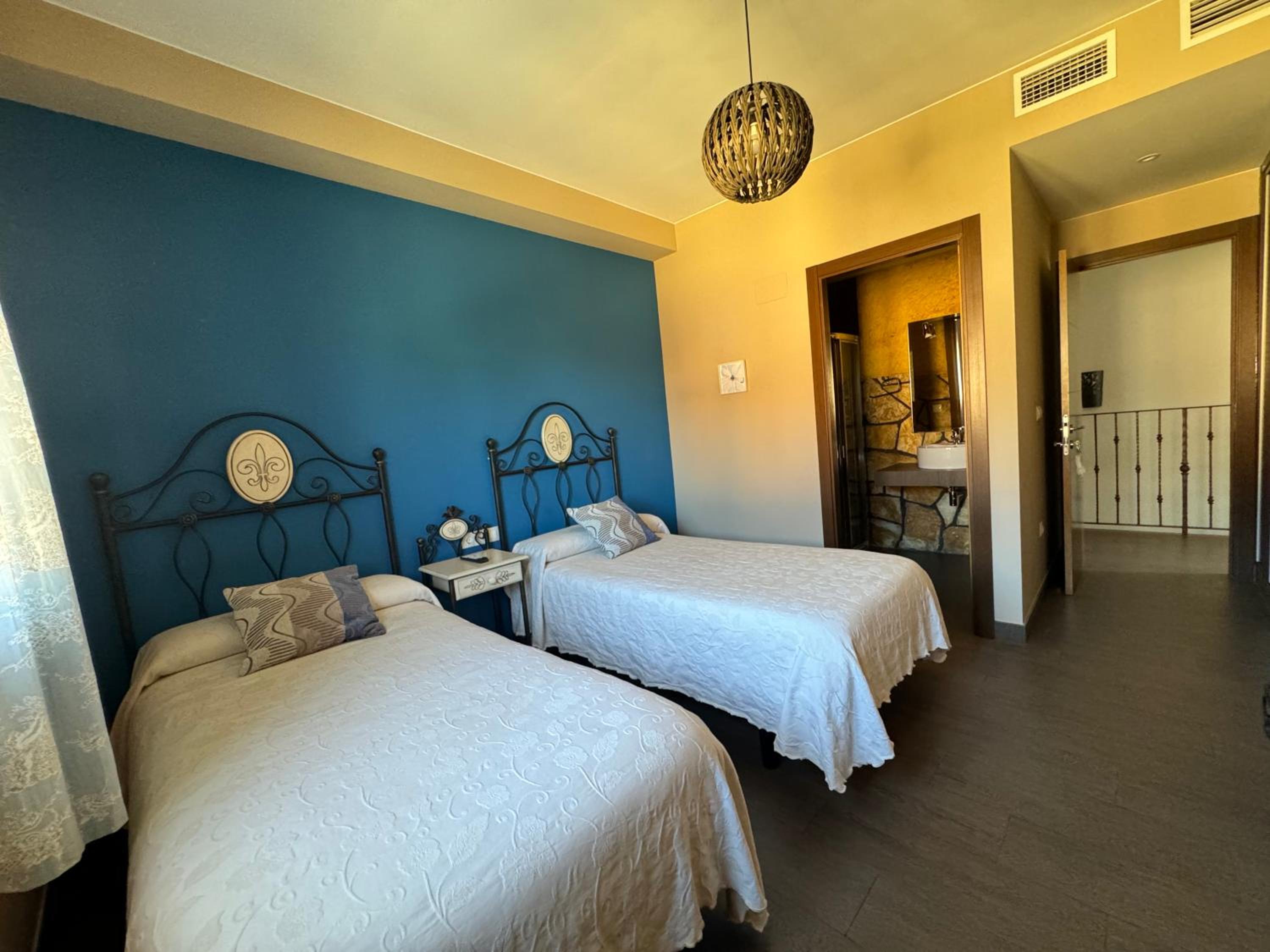Twin Room with Private Bathroom photo 3