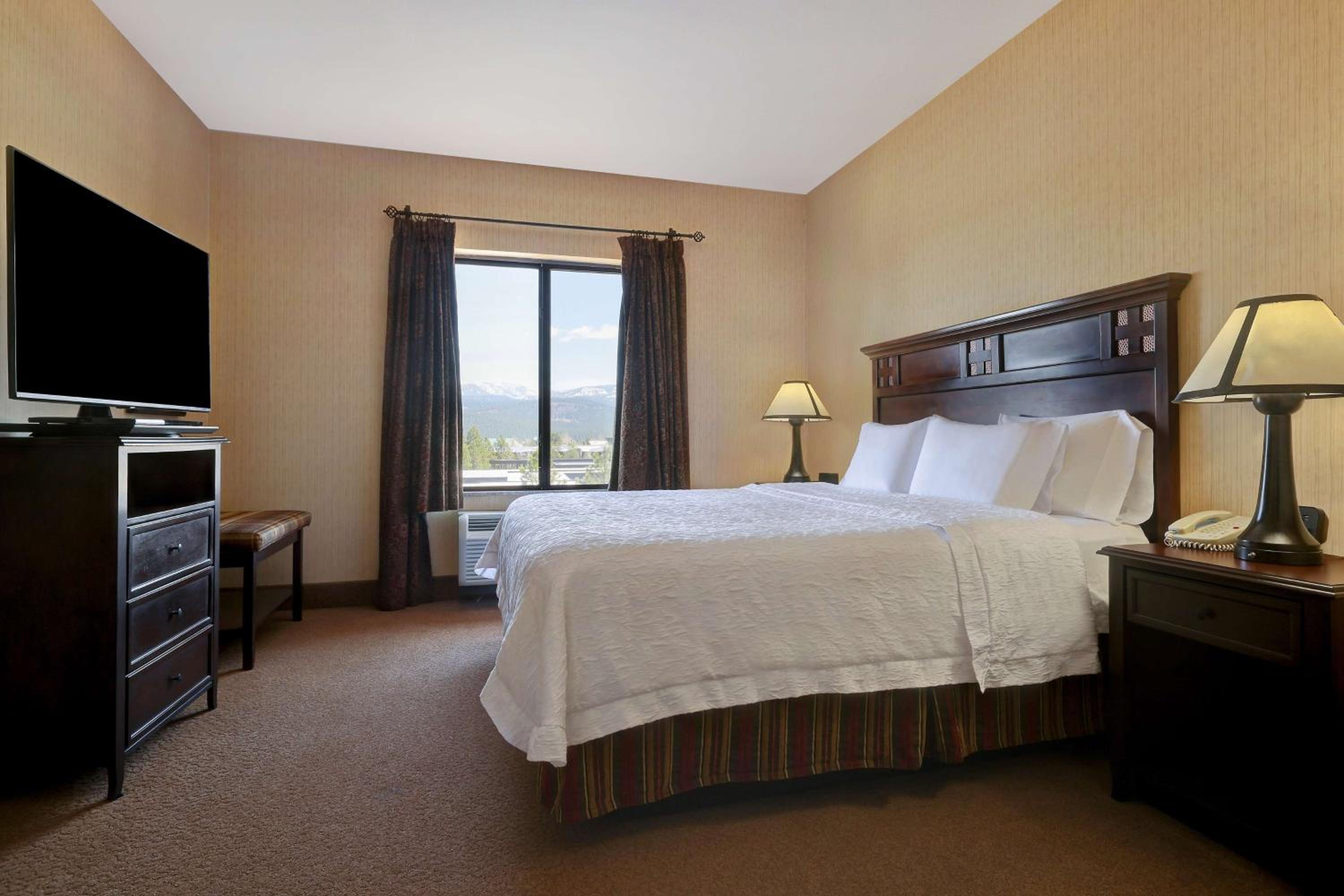 One-Bedroom King Suite With Sofa Bed - Non-Smoking - Photo 4