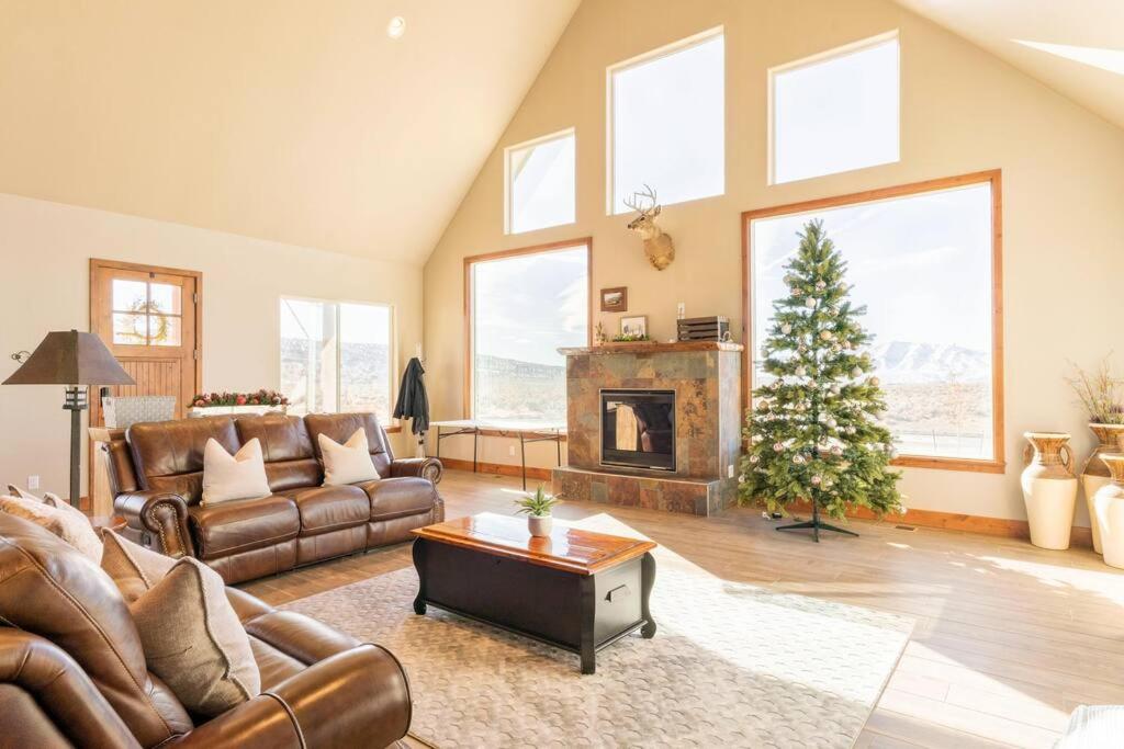 Five-Bedroom House photo 1