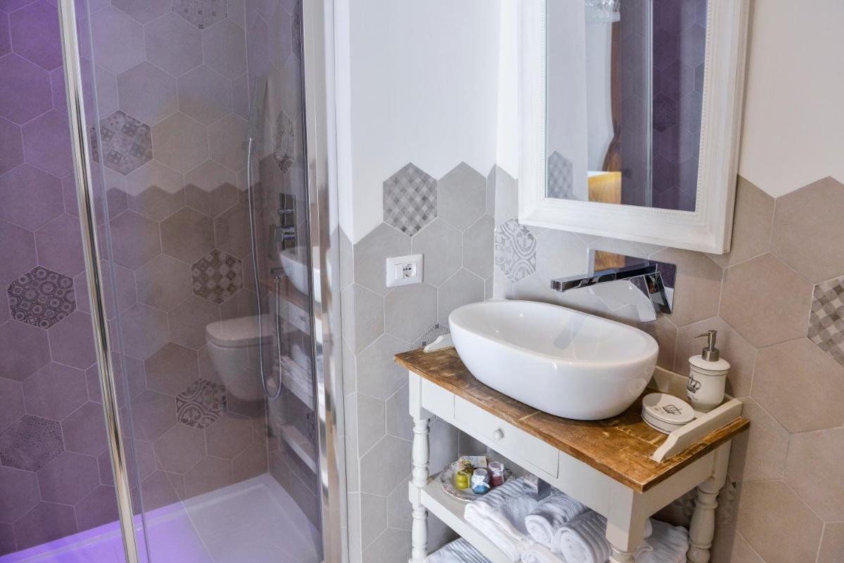 Double or Twin Room with Private Bathroom photo 3