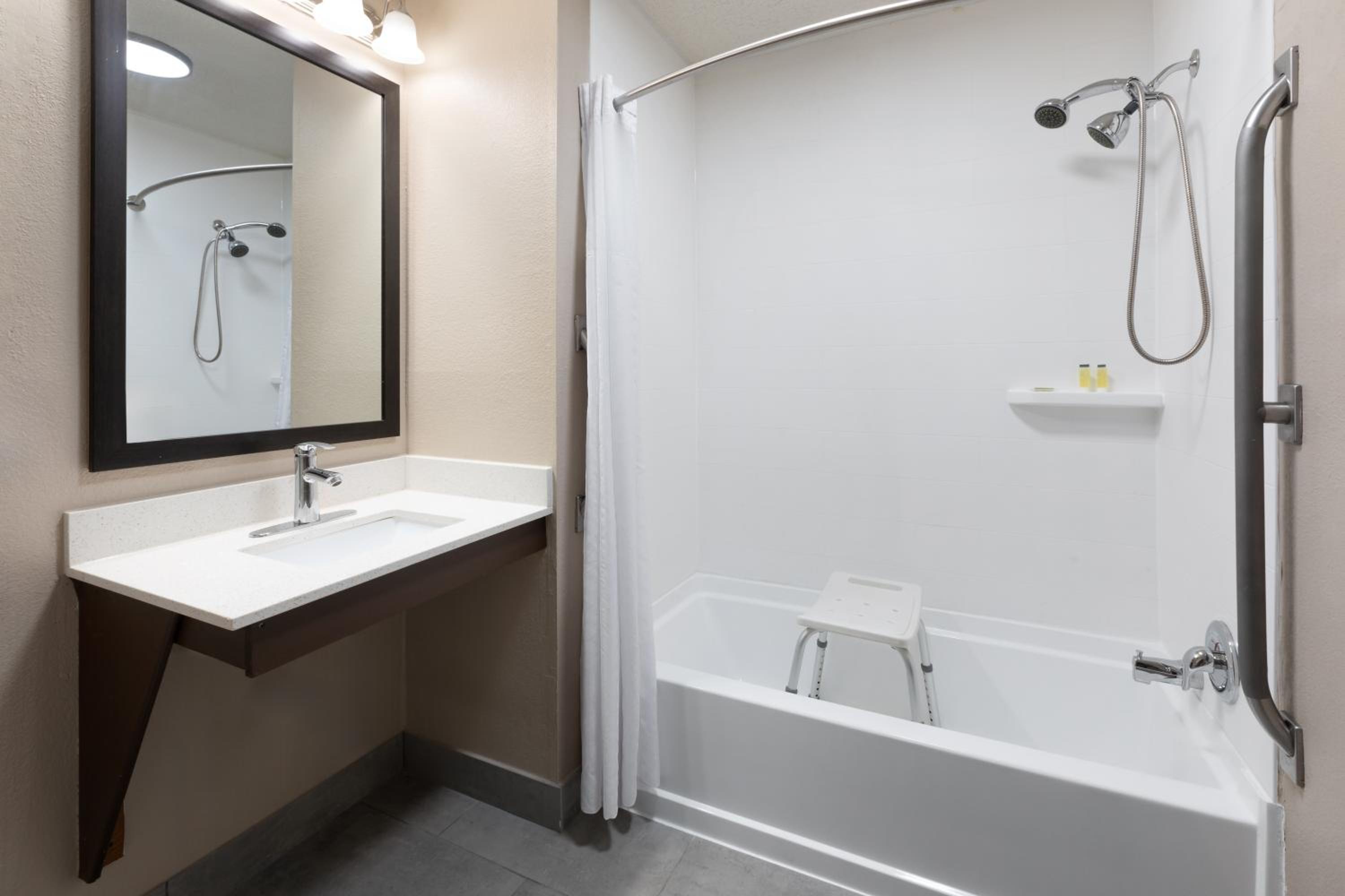 Double Room with Bathtub with Grab Bars - Mobility Accessible/Non-Smoking - Photo 6