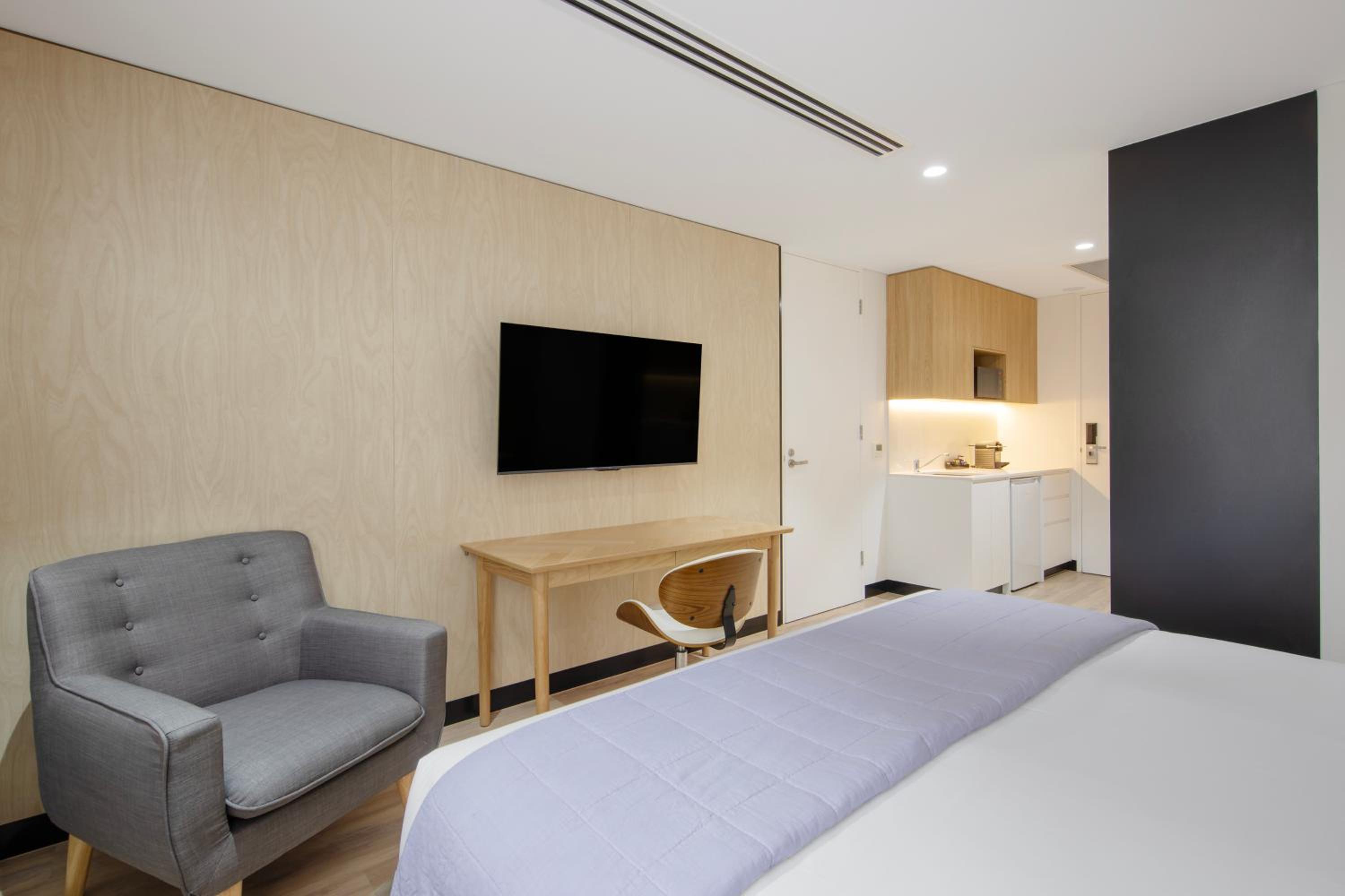 Deluxe King Room with Bath photo 2