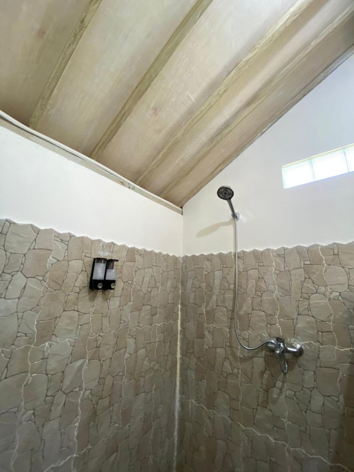 Standard Queen Room - Photo 7