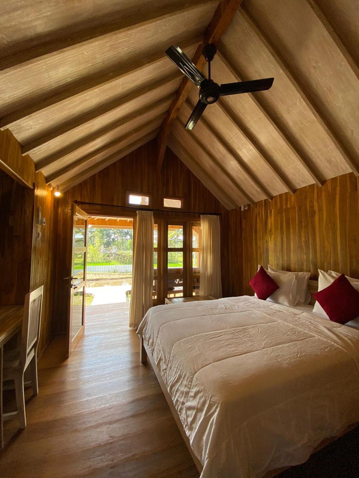 Standard Queen Room - Photo 11
