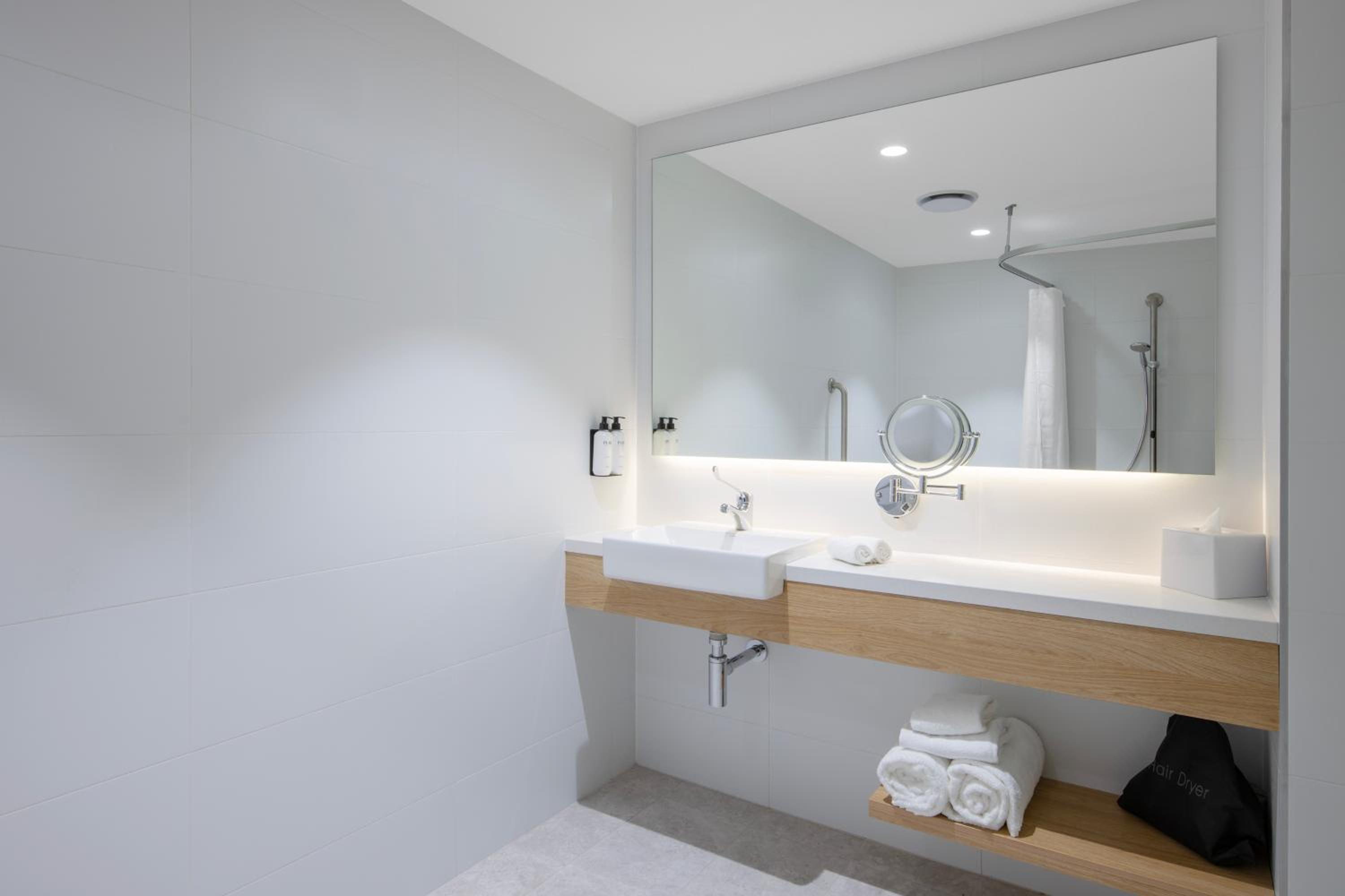 Twin Room – Disability Access photo 3