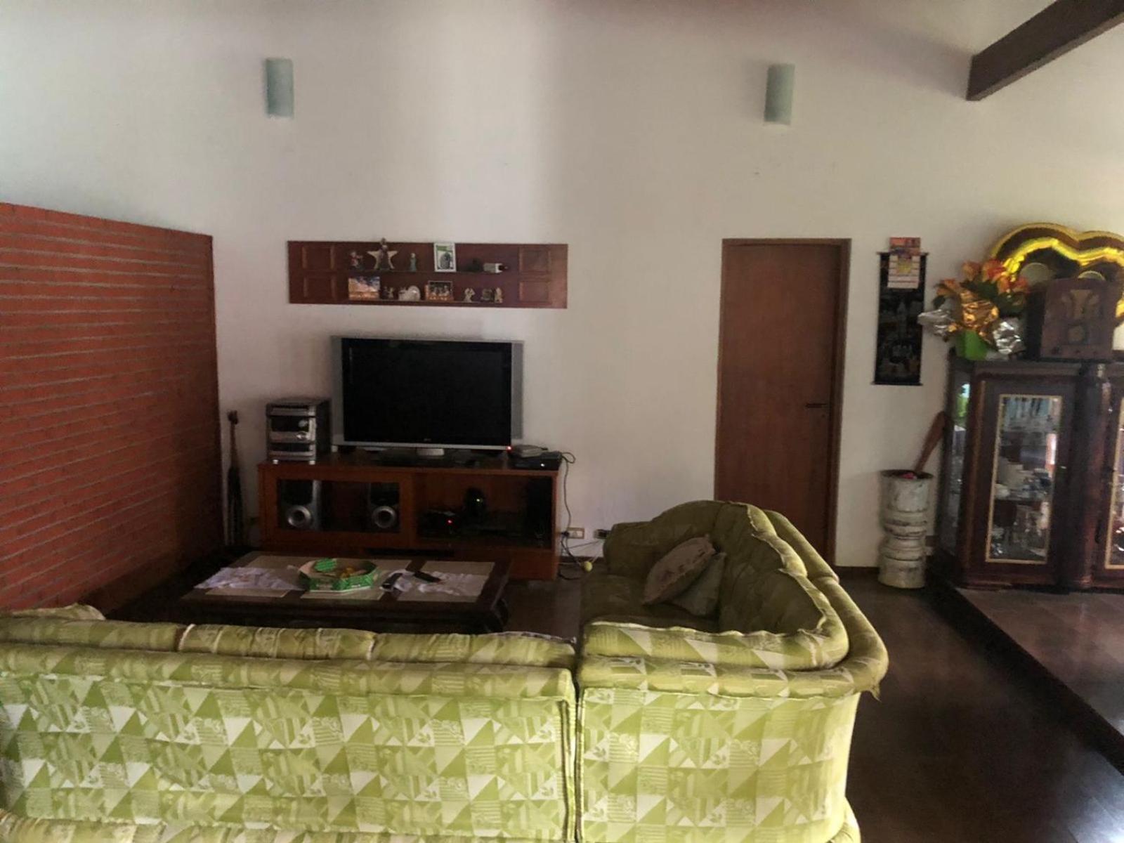 Five-Bedroom House photo 1